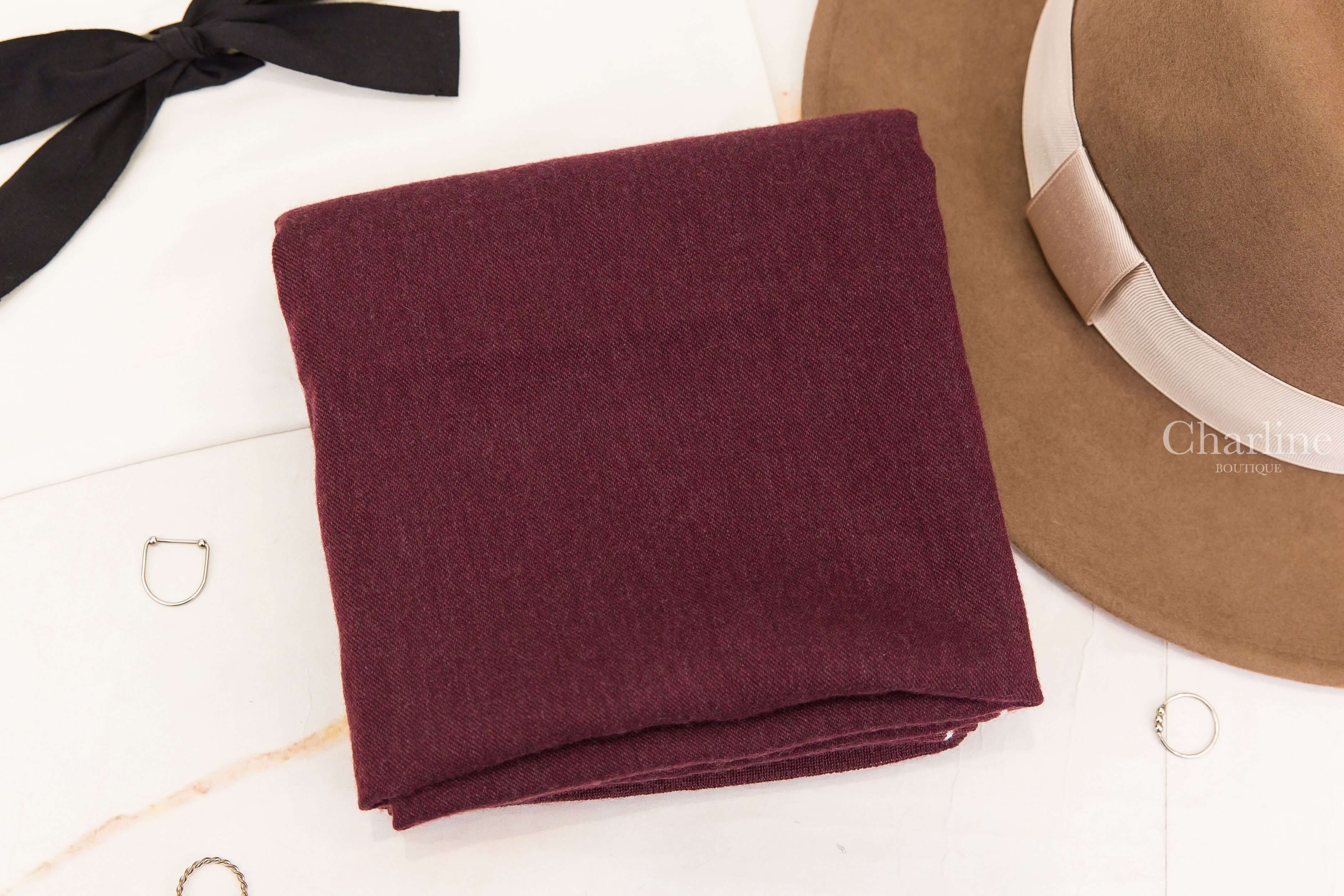 CHANEL Bandana 酒紅色／米白色羊毛羊絨方巾 酒紅色素面方巾摺疊展示
