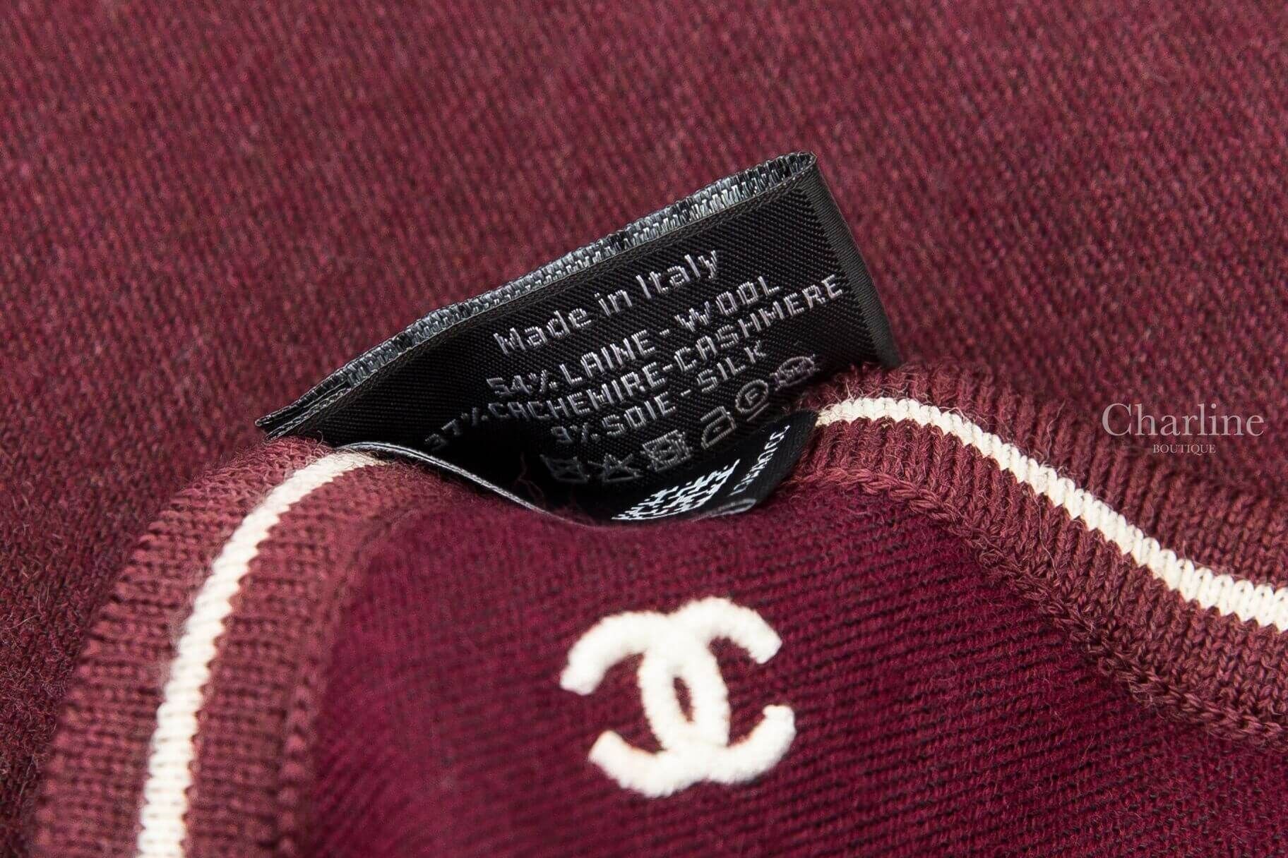 CHANEL Bandana 酒紅色／米白色羊毛羊絨方巾 Made in Italy材質洗標與雙C刺繡細節