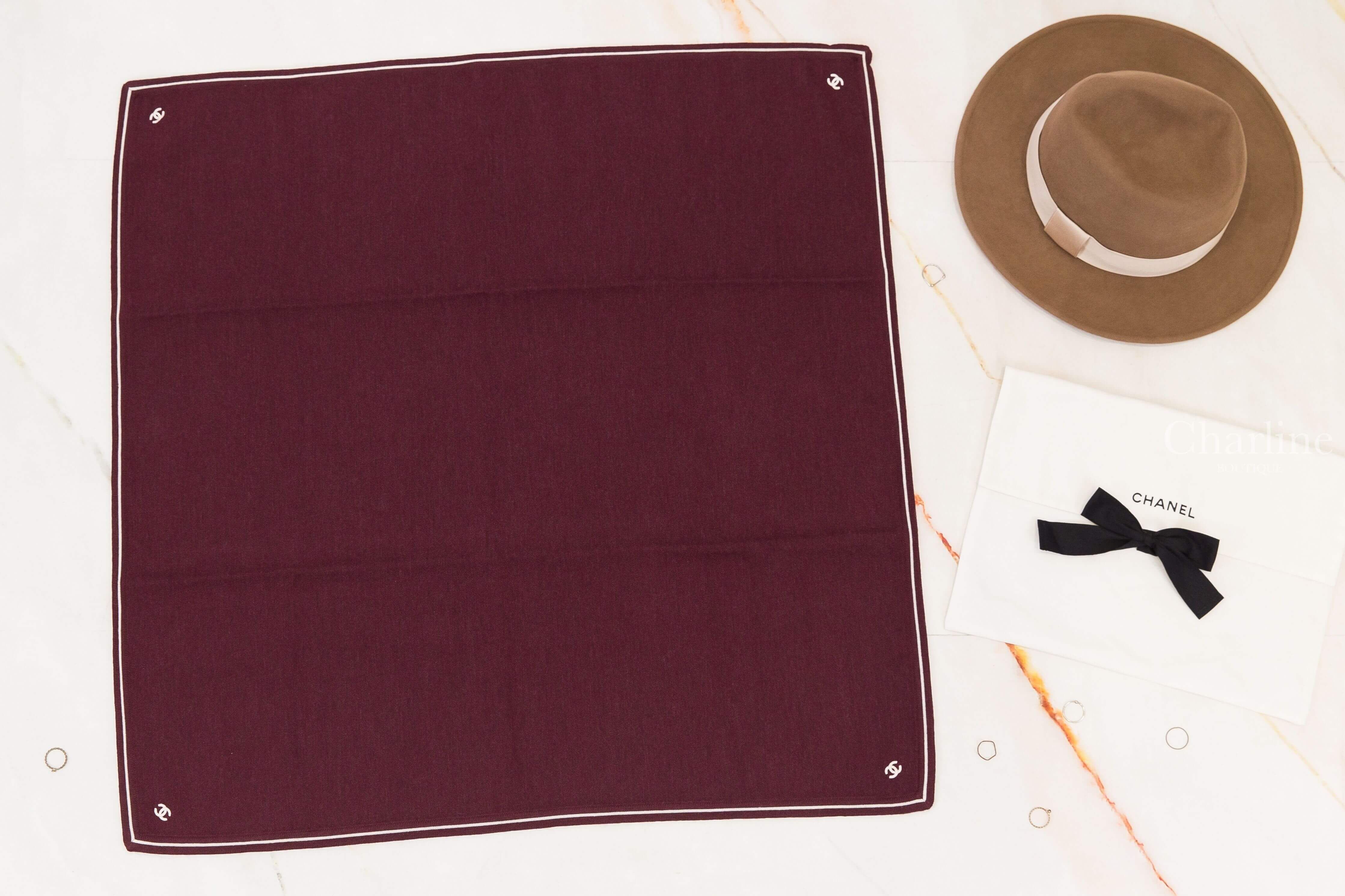 CHANEL Bandana 酒紅色／米白色羊毛羊絨方巾 70×70cm全幅展開酒紅色素面與四角雙C Logo展示