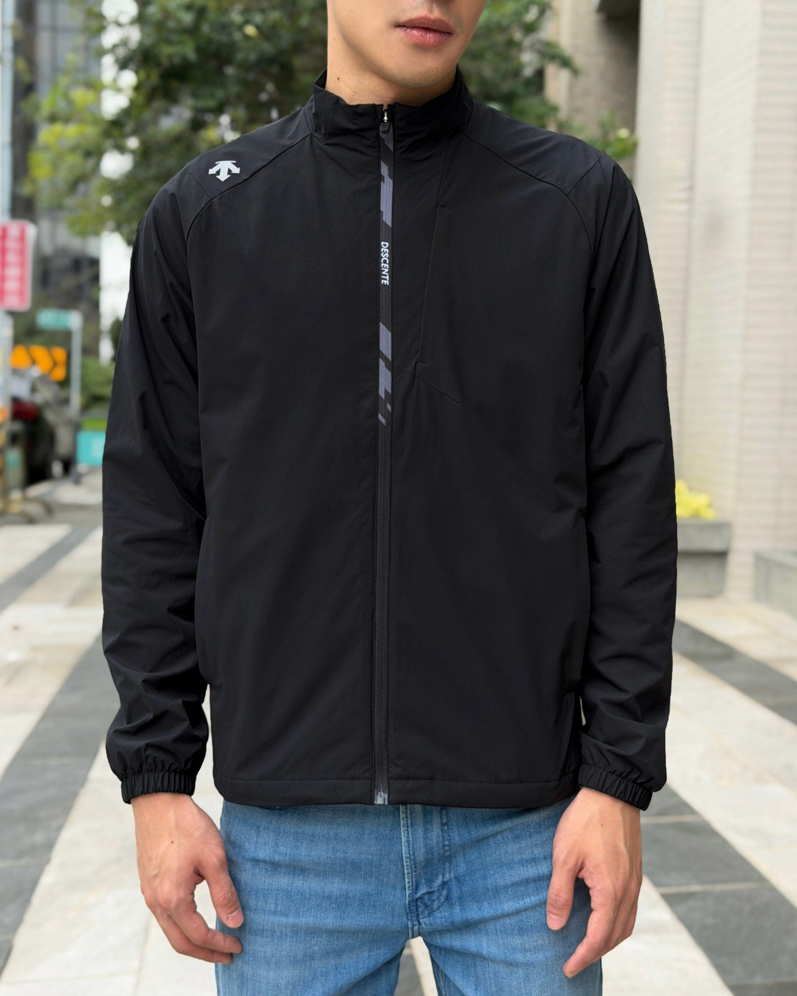 Descente 迪桑特 拉鍊字母 肩上小標 防風外套
