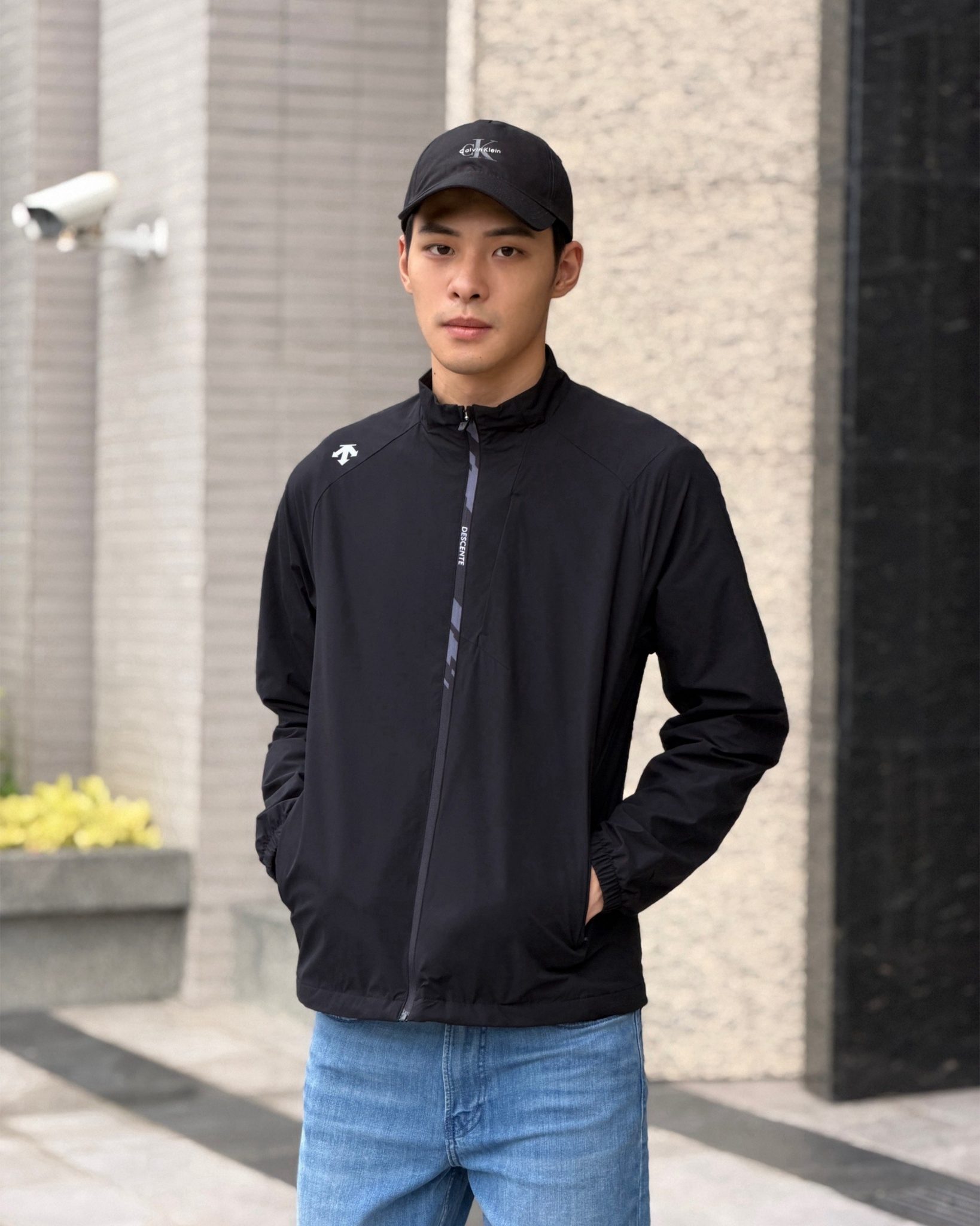 Descente 迪桑特 拉鍊字母 肩上小標 防風外套