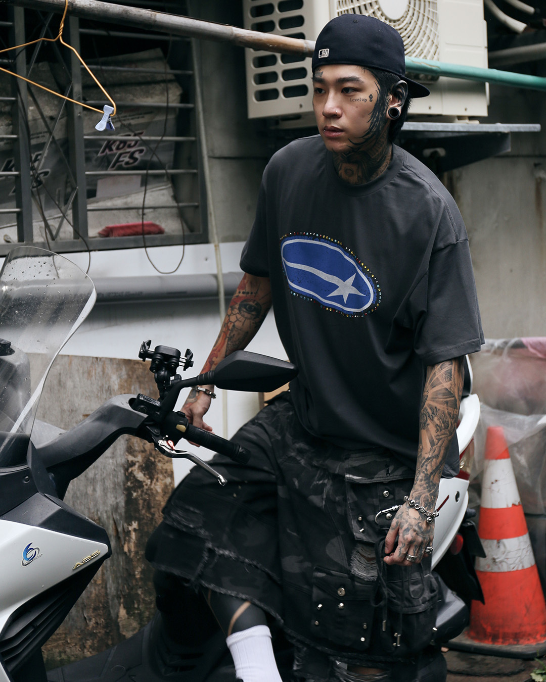 【逢甲 FUZZY】MTA Logo Gem Boxy Tee 寶石 炭灰 橘色 M26SFJT