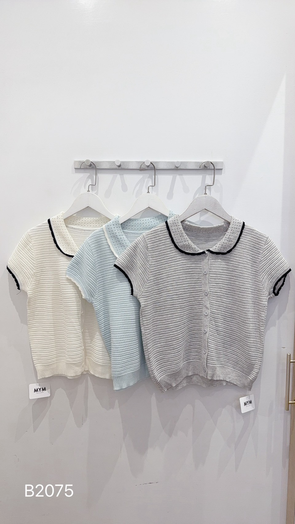 Color-blocked collared knit short-sleeved shirt