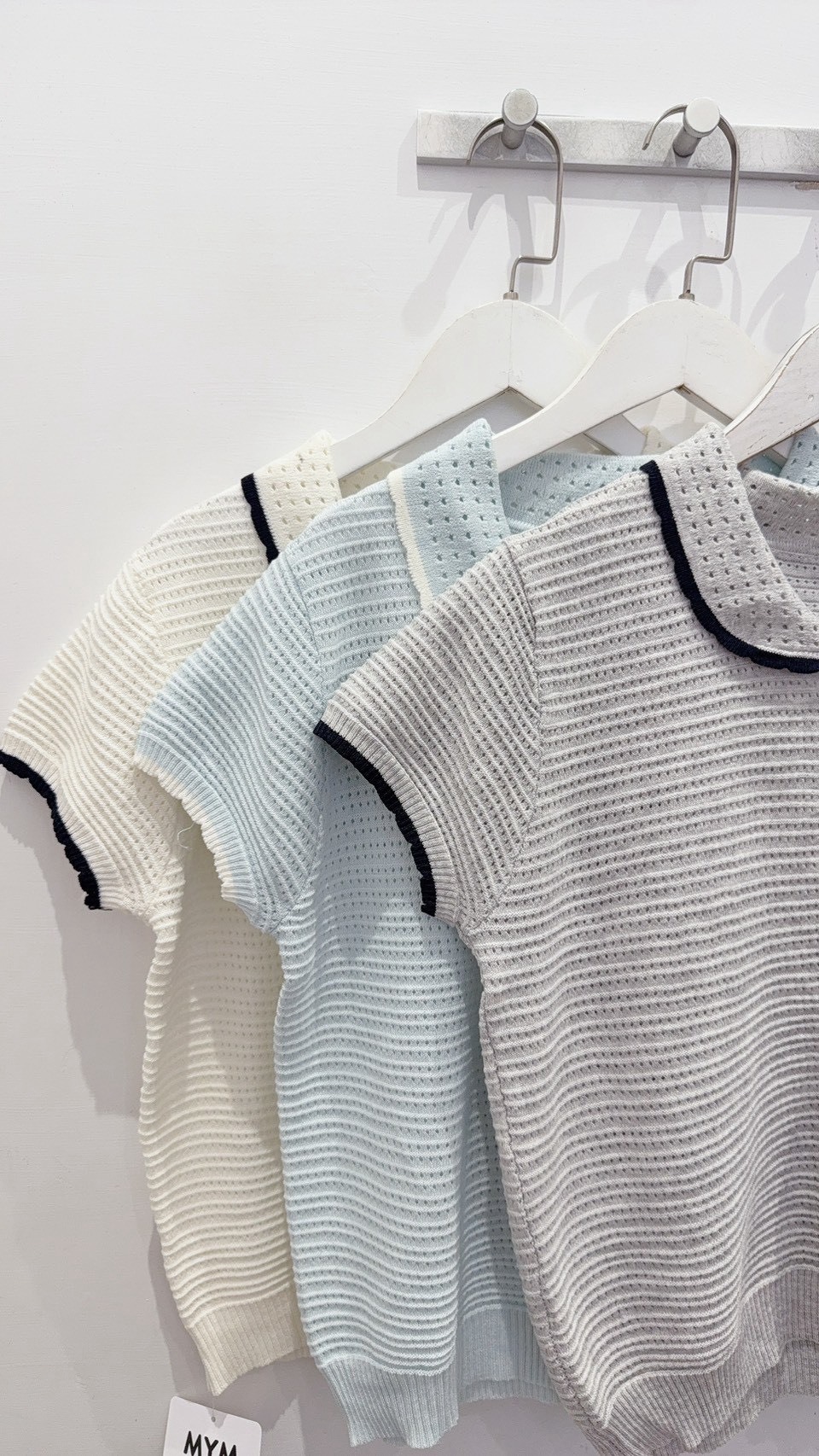 Color-blocked collared knit short-sleeved shirt