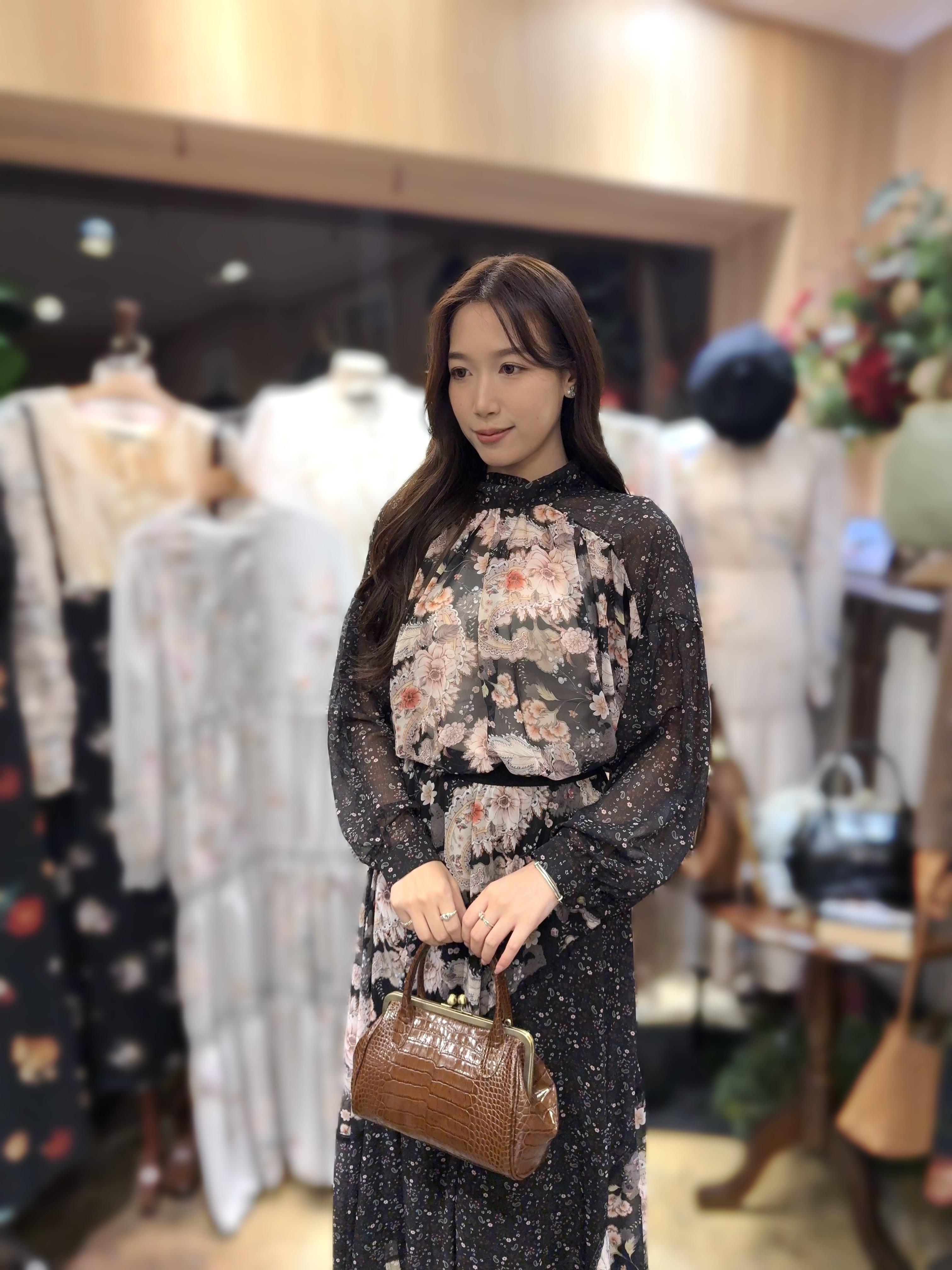 KB112   上衣  高質花花襯衫  胸46 長23 $639  校長價