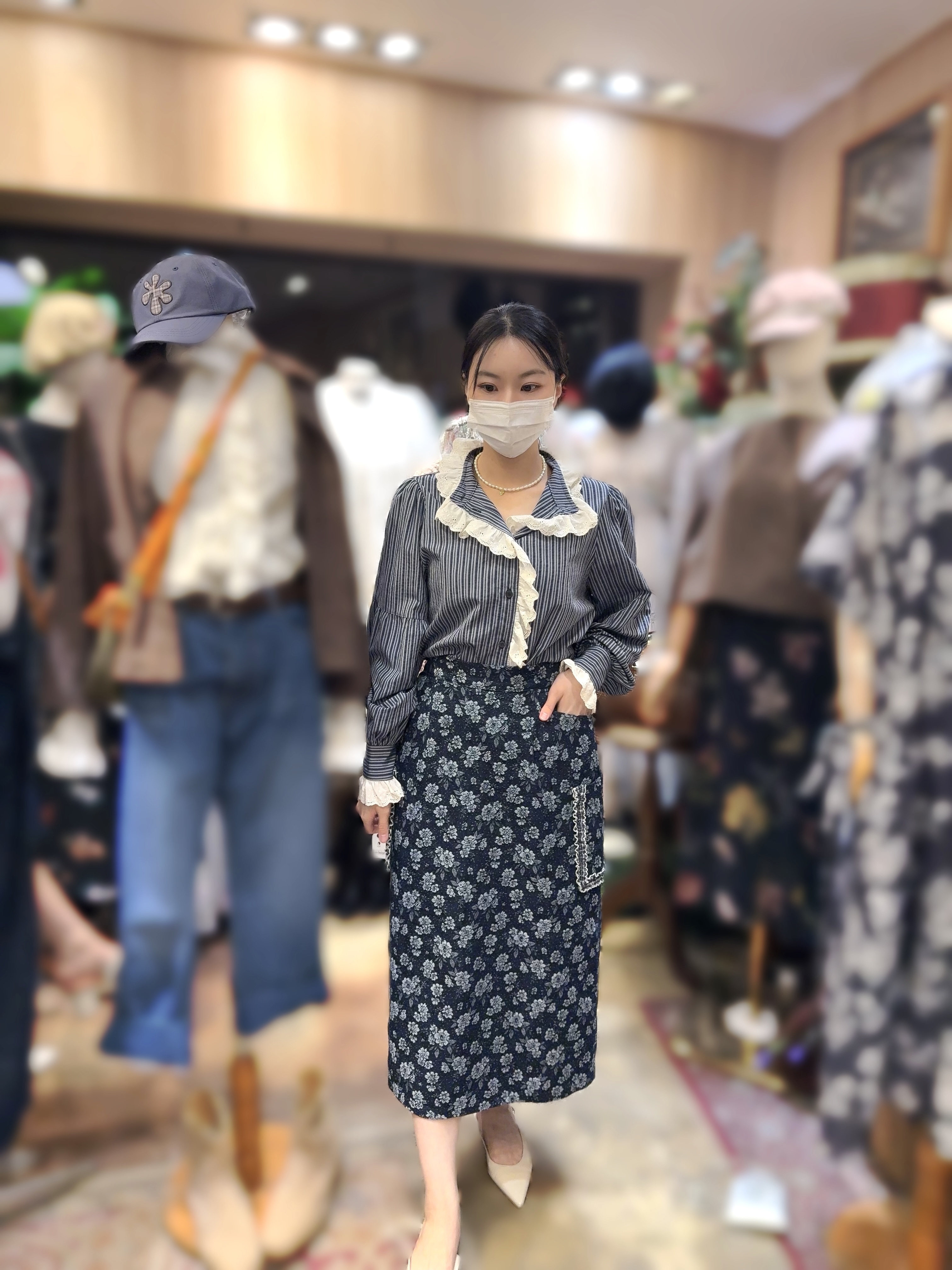 KB139 下身  牛仔花花橡根長裙   腰27 -37    HIP 44   長 31.5    $789  校長價