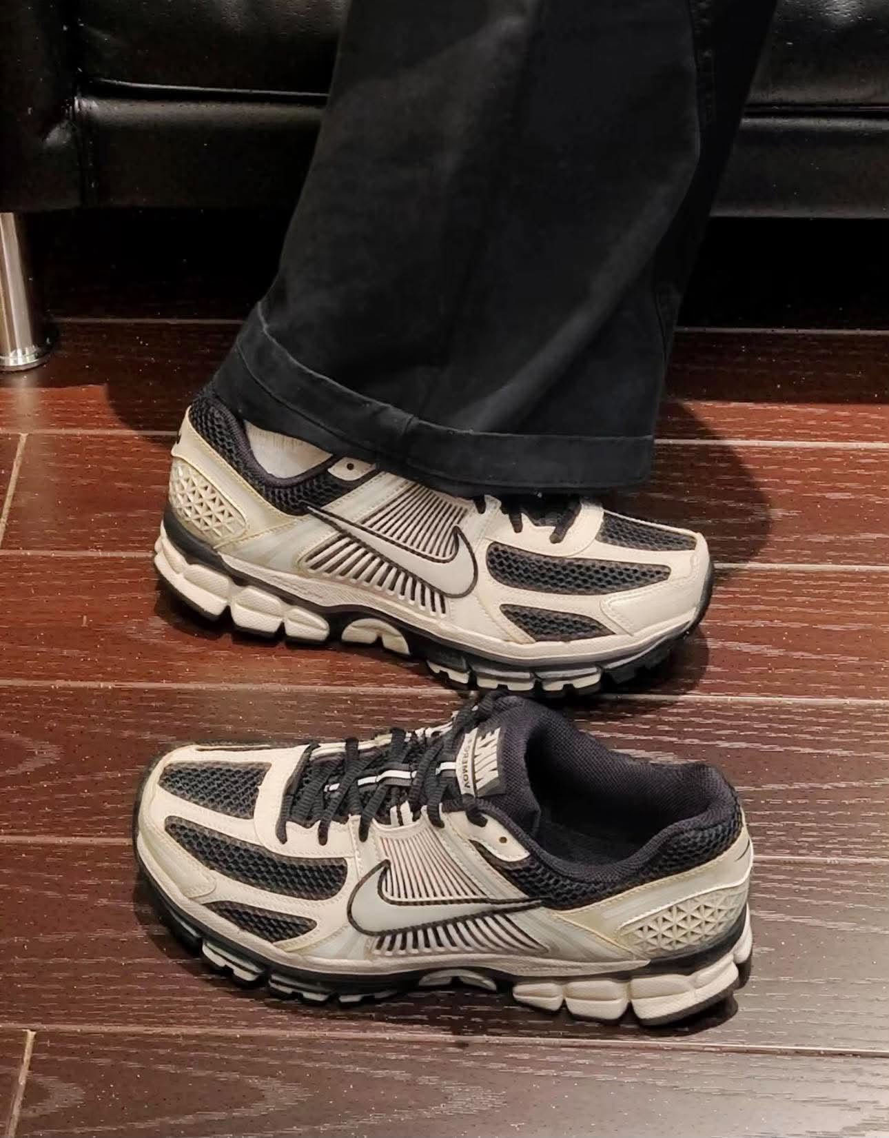 （海外連線代購）男鞋 NIKE ZOOM VOMERO 5 'Black Cream' 黑奶油 氣墊 緩震 休閒 慢跑鞋【FJ4151-008】