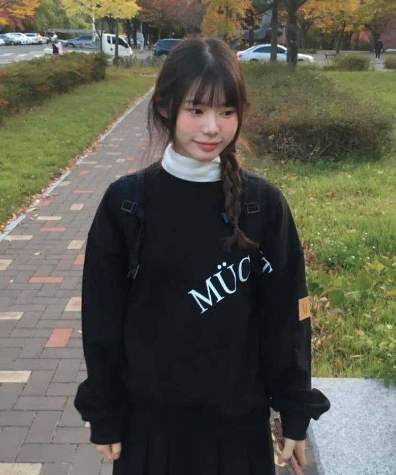 【OWN】Mucent 長袖 寬鬆 圓領 衛衣 皮革LOGO 男女通用 黑色 灰色