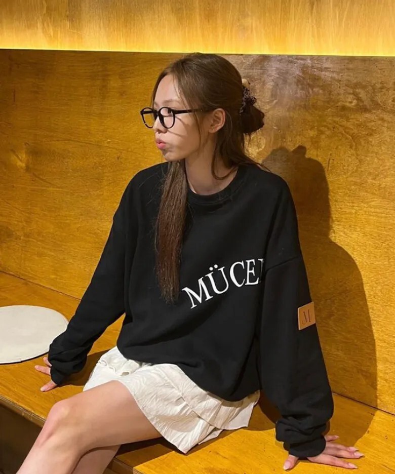 【OWN】Mucent 長袖 寬鬆 圓領 衛衣 皮革LOGO 男女通用 黑色 灰色