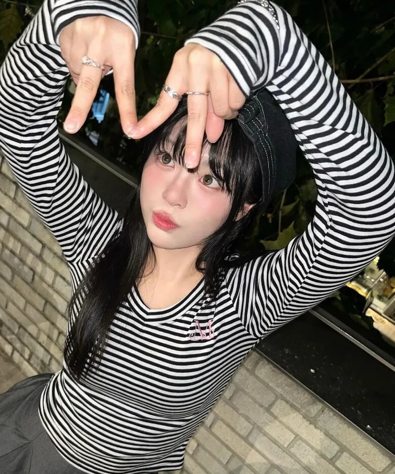 【OWN】Mucent 長袖 條紋 短版 上衣 微V領 彈性 修身 單一尺寸 女款 碳黑條紋 黑白條紋 灰白條紋