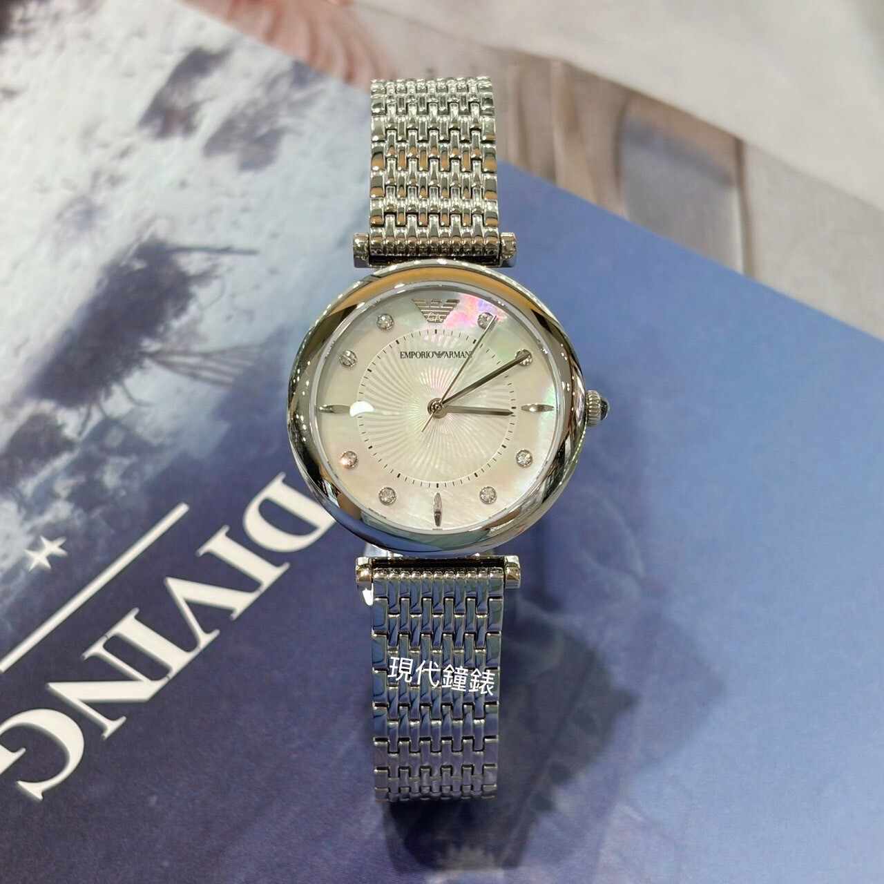 【EMPORIO ARMANI 亞曼尼】銀色優雅貝母腕錶  AR11807 33mm 現代鐘錶