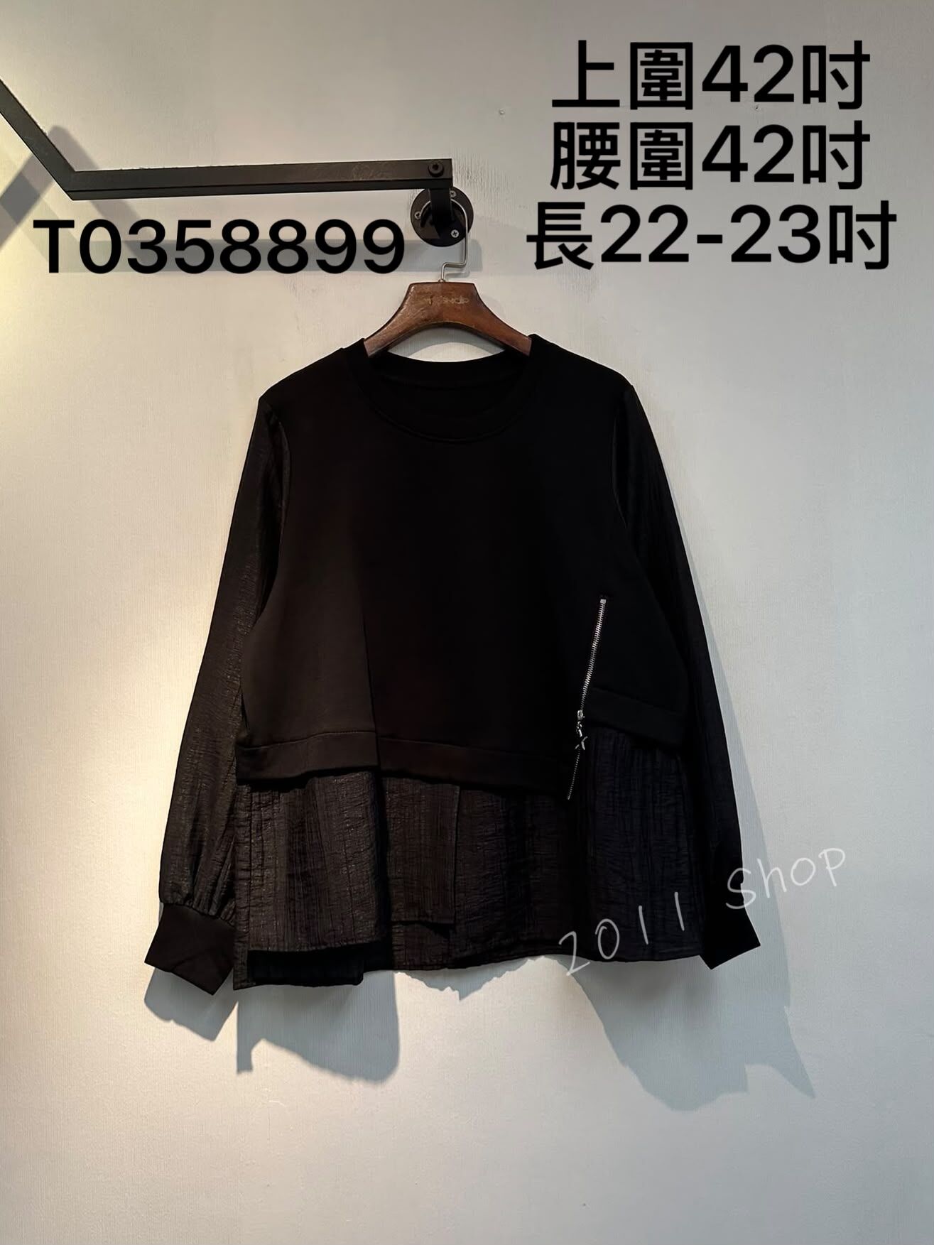 暗紋薄料拼布假拉鏈TOP  上圍42吋 腰圍42吋 長22-23吋  T0358899