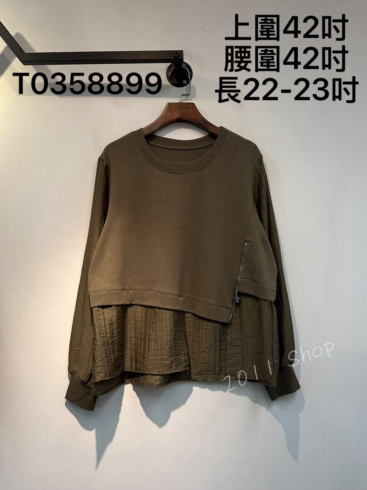 暗紋薄料拼布假拉鏈TOP  上圍42吋 腰圍42吋 長22-23吋  T0358899