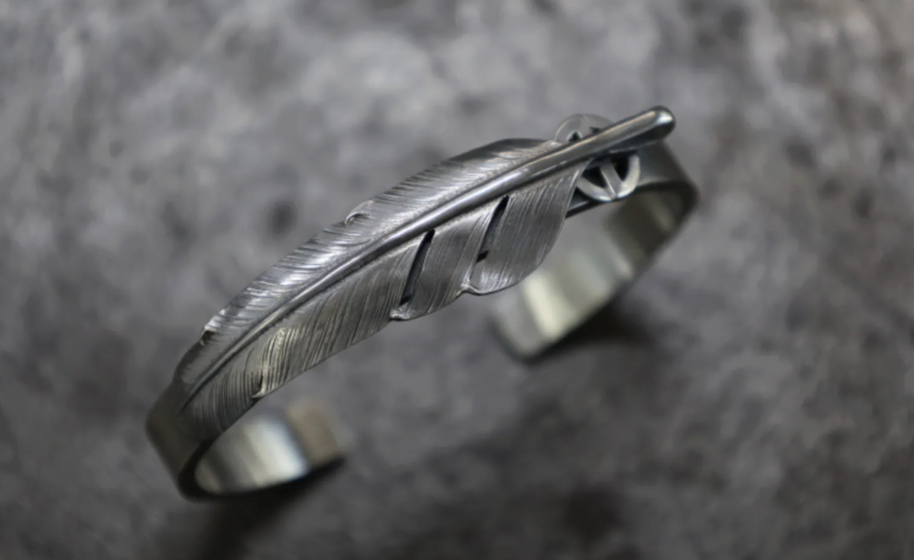 SE-1468 7mm cuff bracelet with 中 feather small wheel