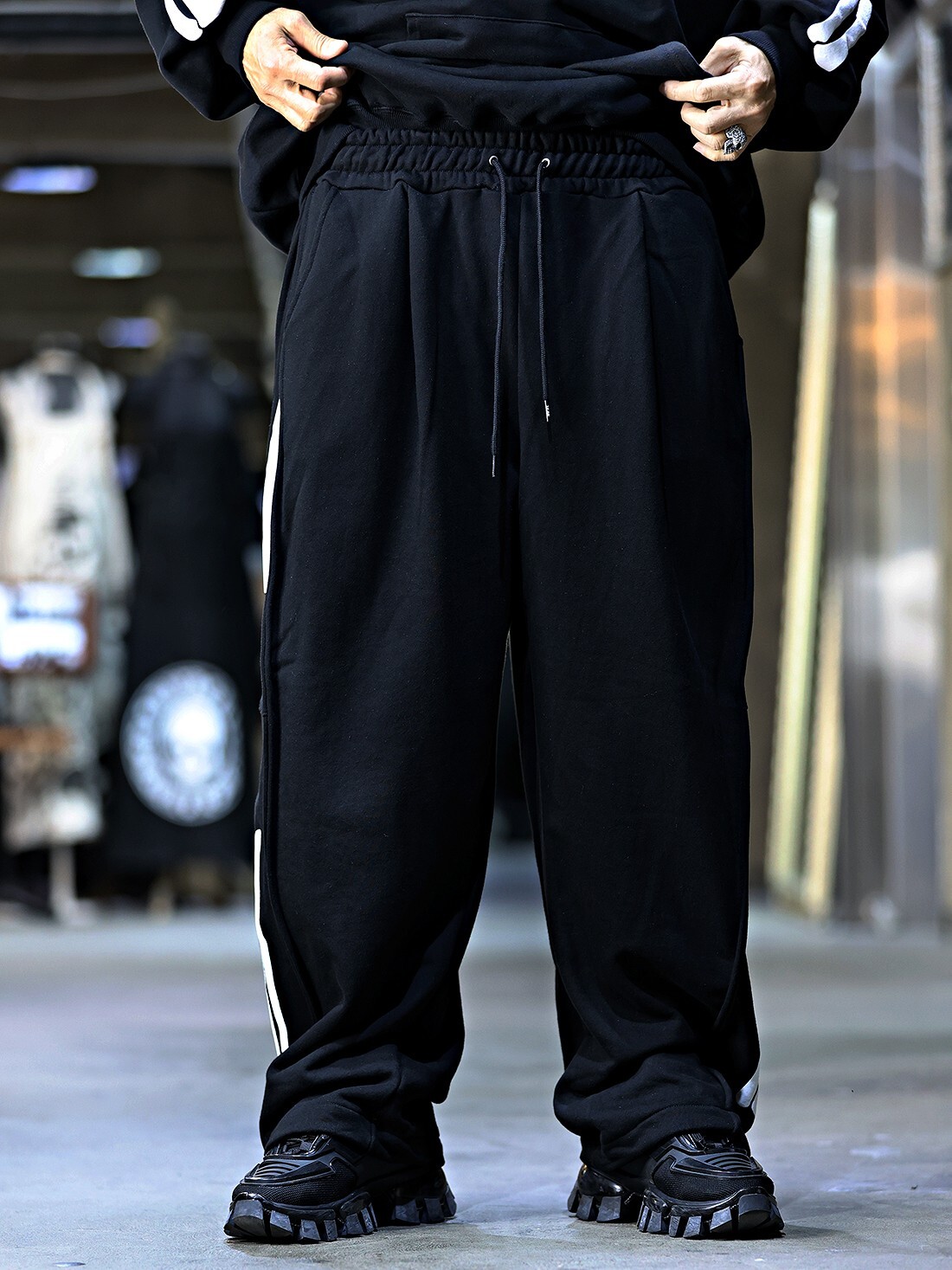 Side-stripe print pants