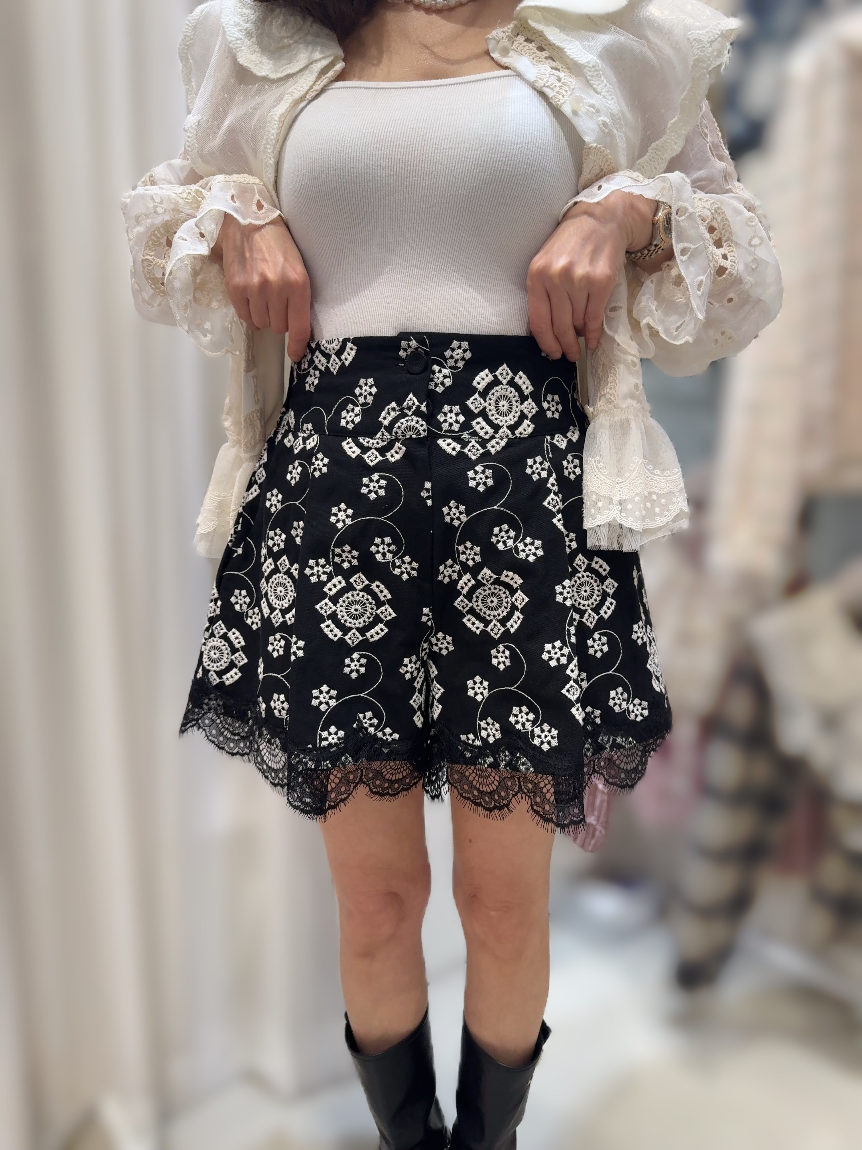 Y93   刺繡橡根褲  腰27-36 HIP51 長16 $579