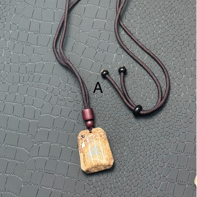 HKAG0913-005 A級 尊者靈骨吊咀附頸繩隨機發貨 約3cm x 2.5cm (A5)