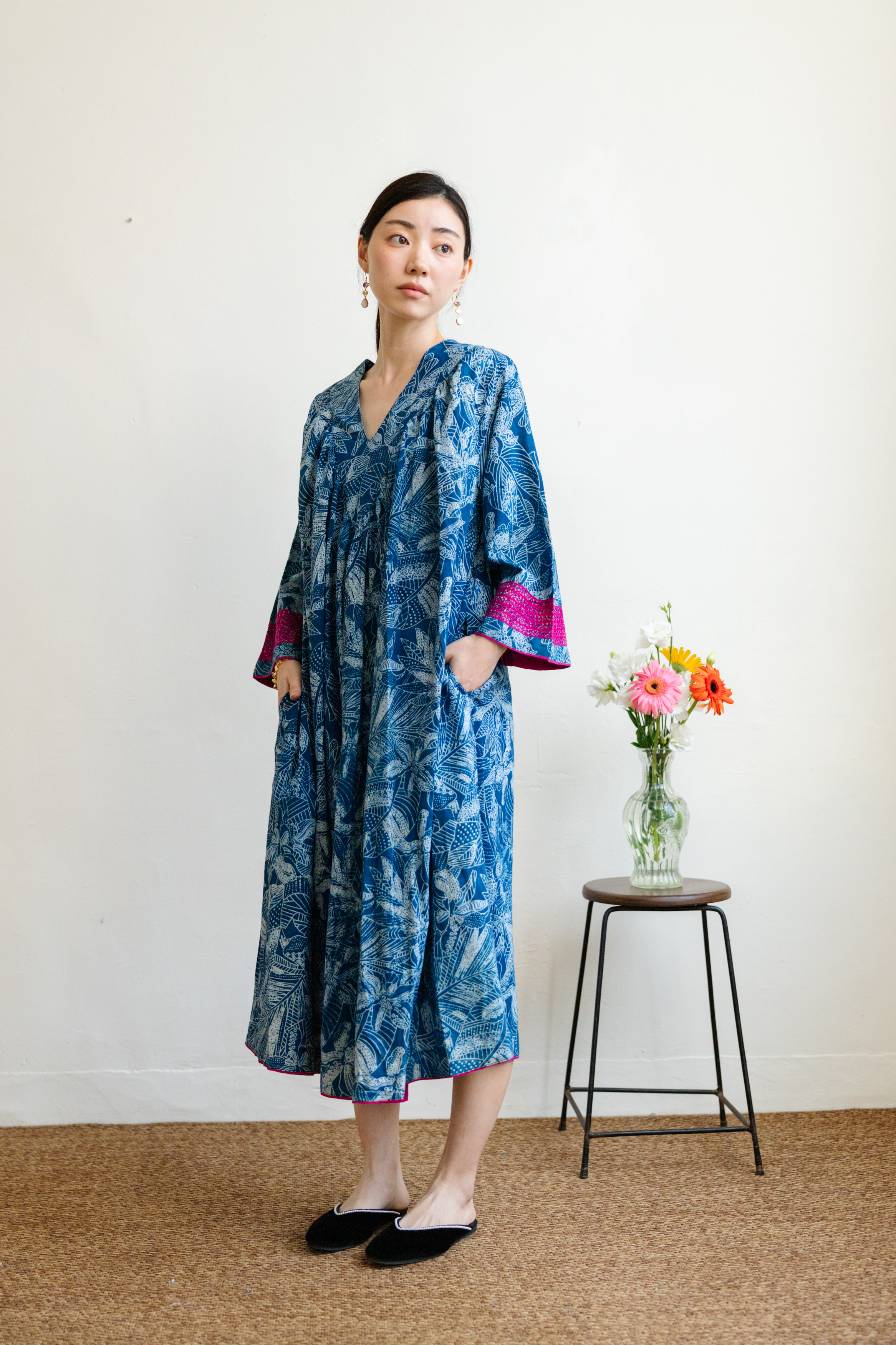 藍染花紋V領桃紅刺繡洋裝