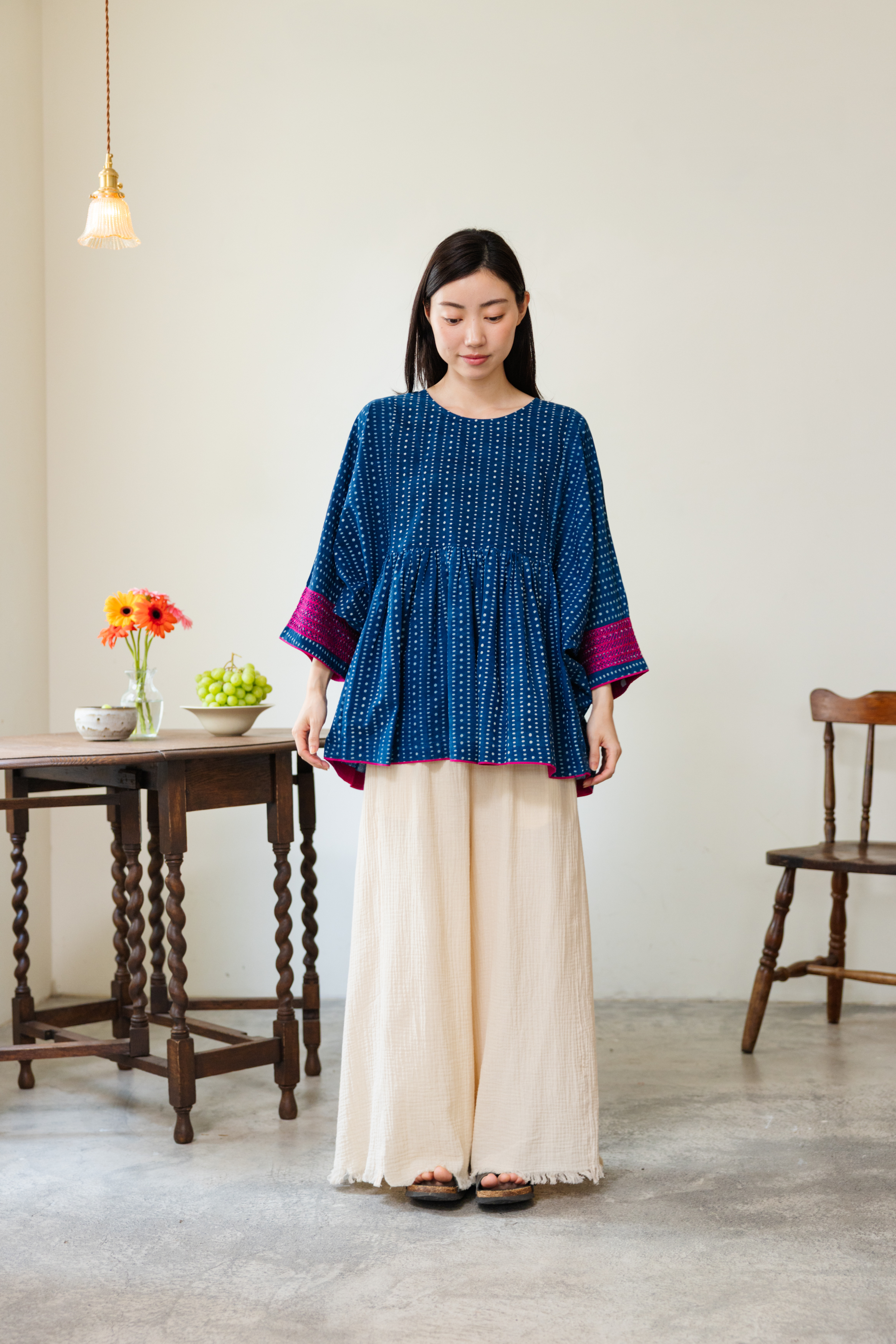藍染點點圓領長袖桃紅刺繡上衣