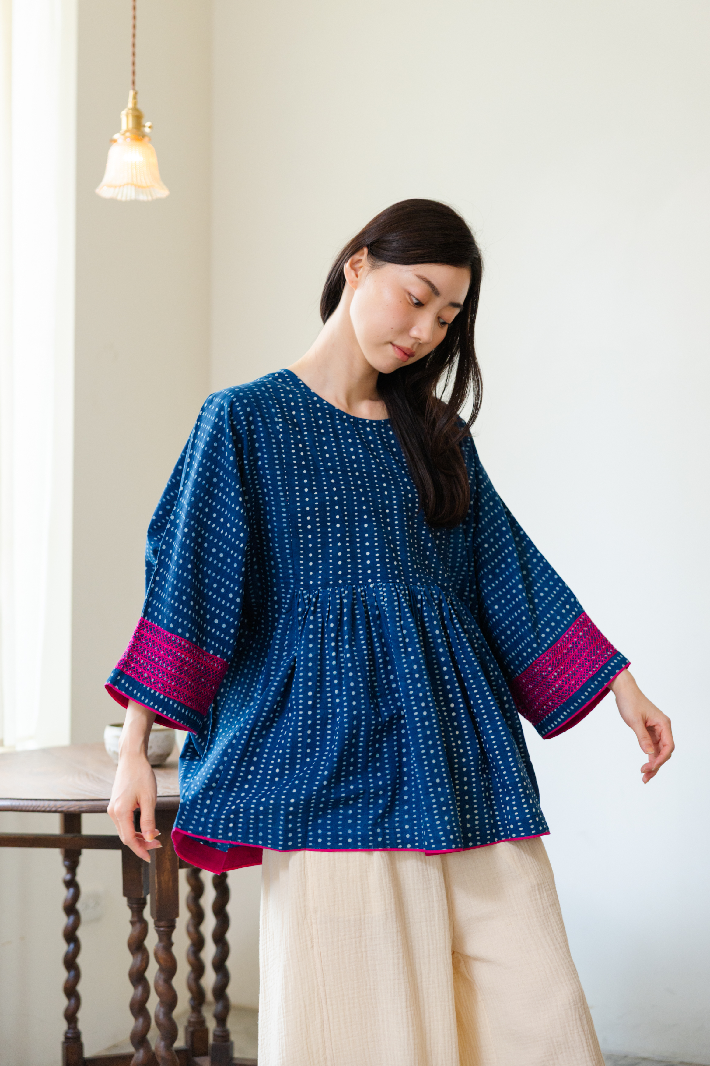 藍染點點圓領長袖桃紅刺繡上衣