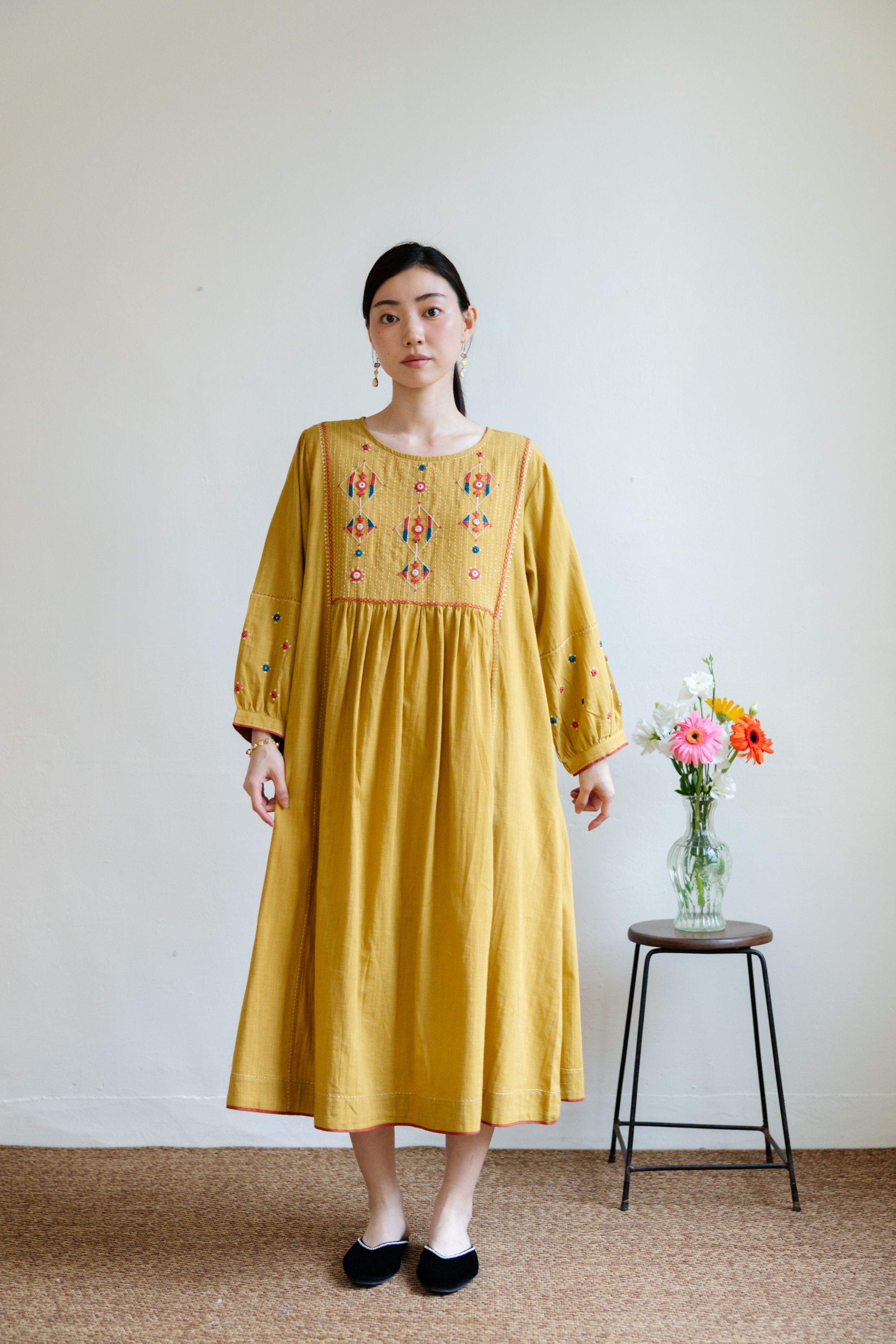 芥末黃Pakka刺繡圓領洋裝