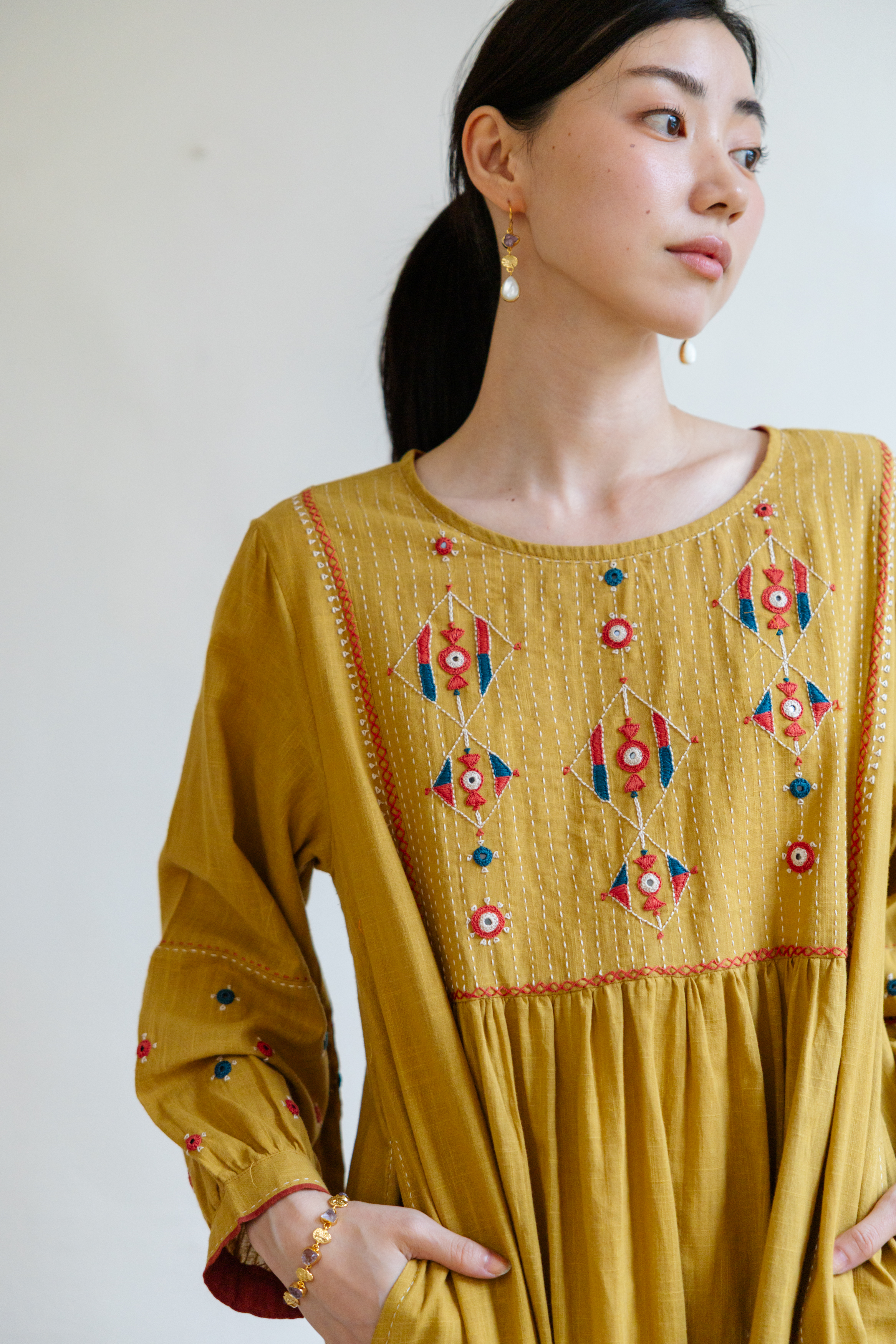芥末黃Pakka刺繡圓領洋裝