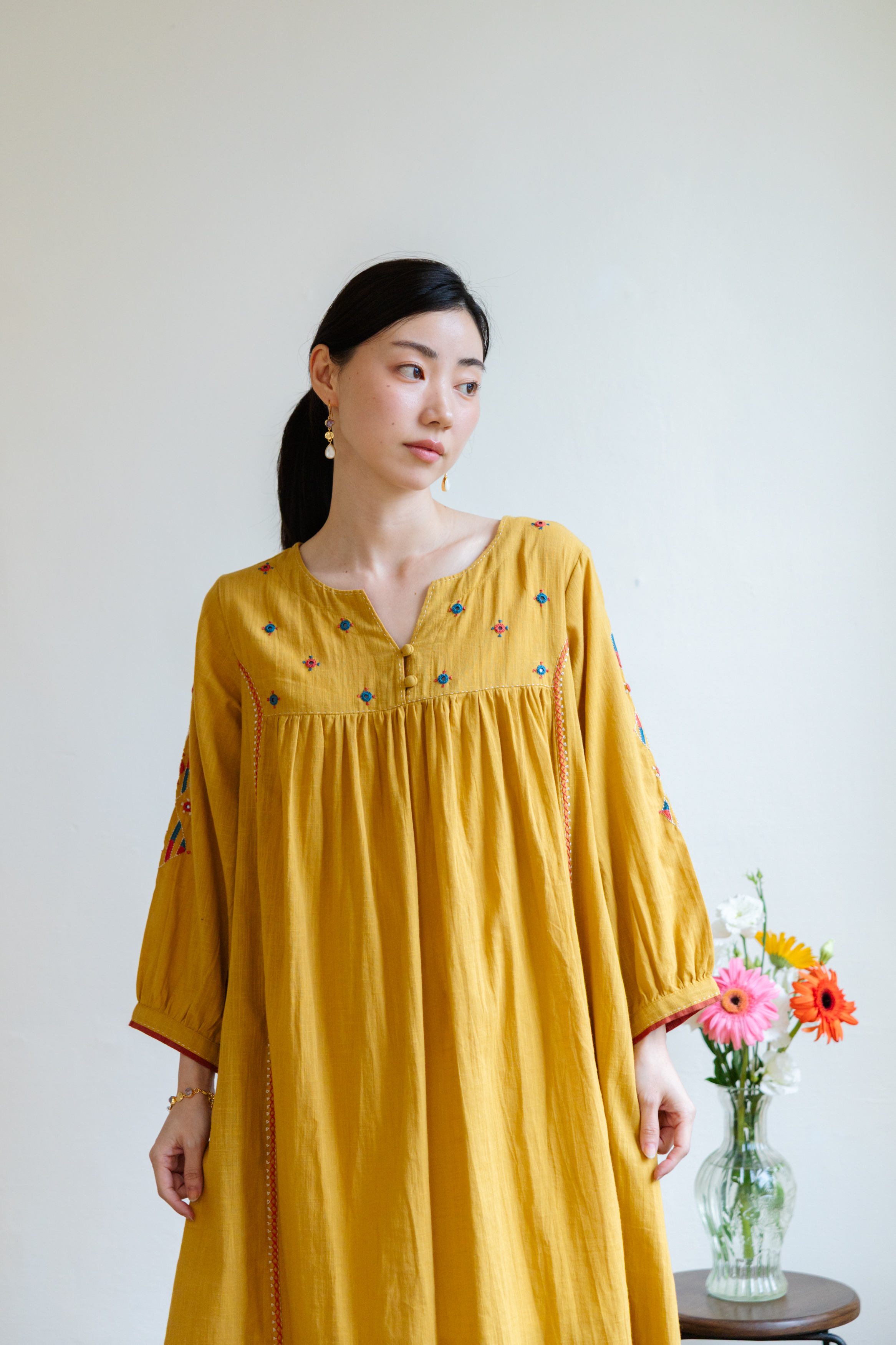 芥末黃Pakka刺繡小V領洋裝