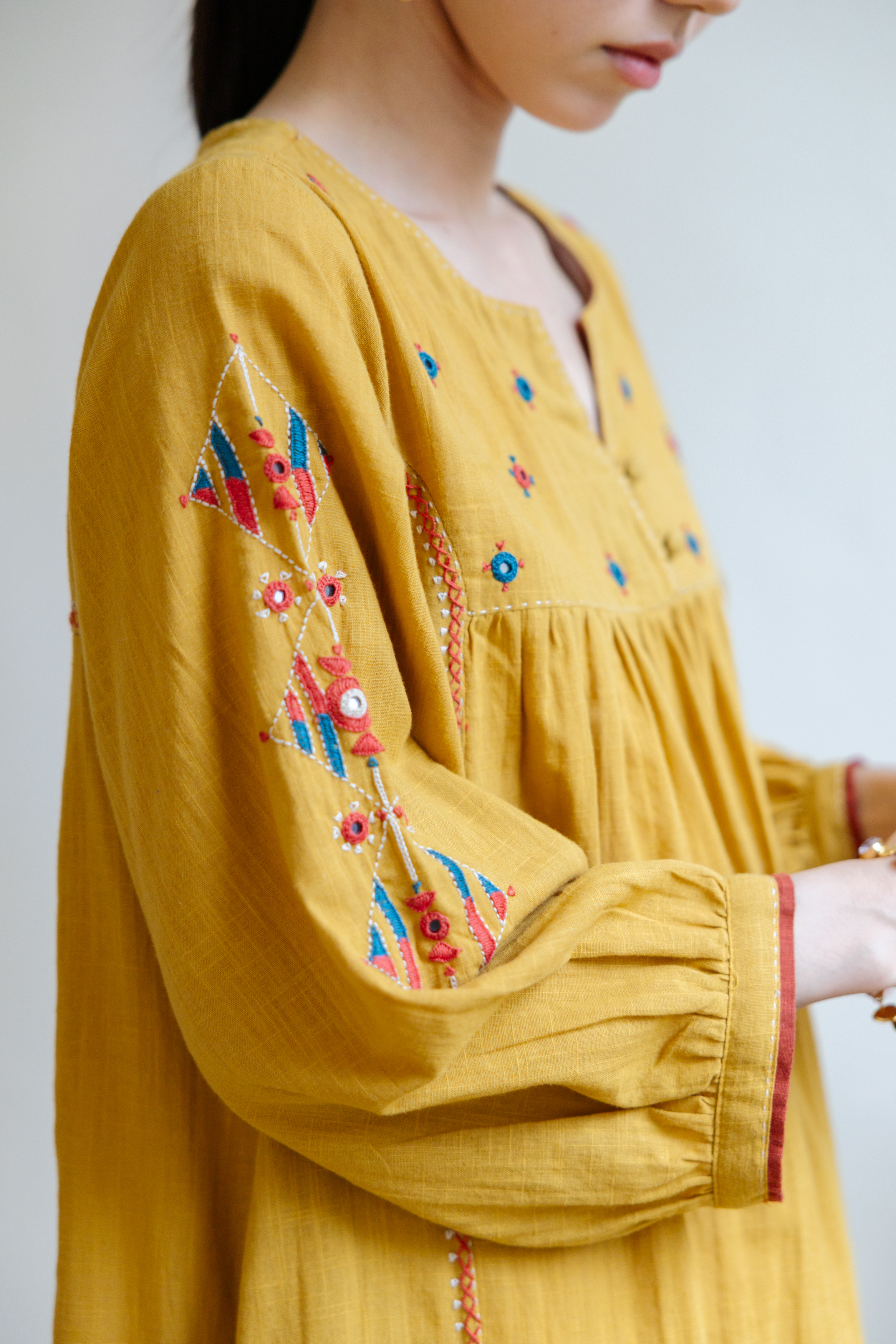 芥末黃Pakka刺繡小V領洋裝