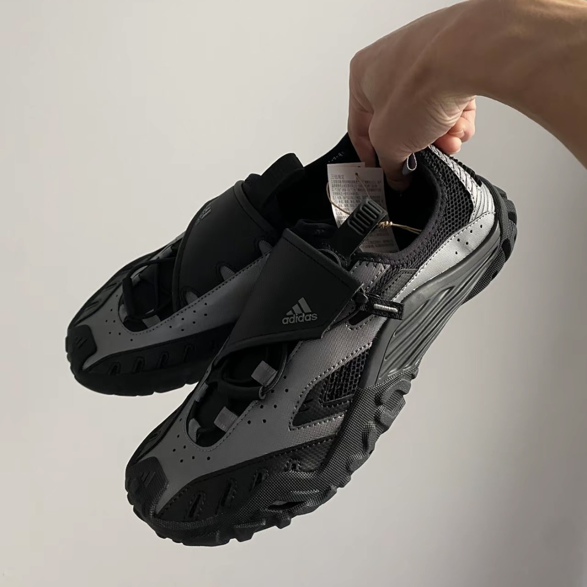 【代購】adidas × Pharrell Williams Watermoc Starfish 拼接休閒鞋 男女同款 黑灰
