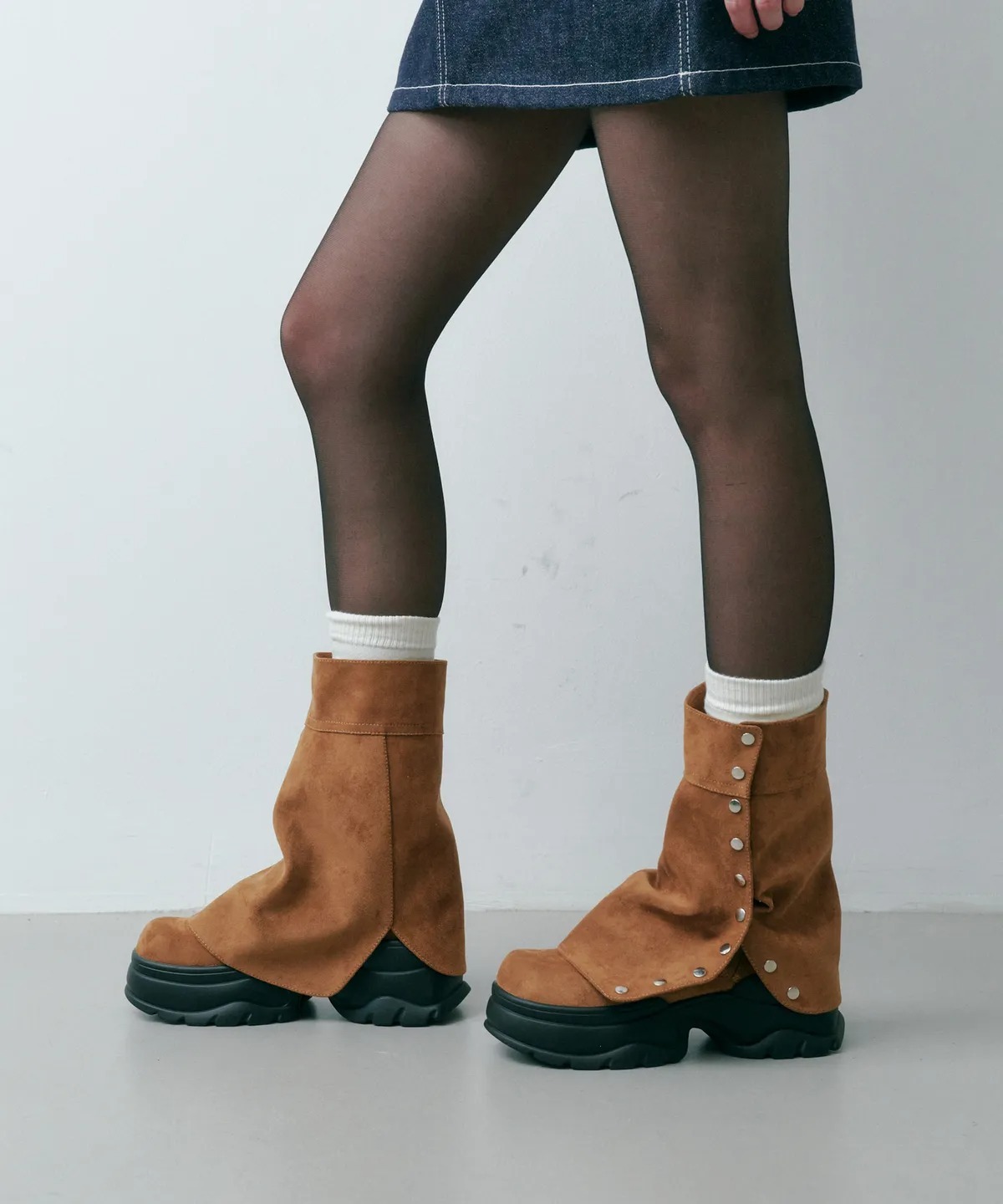 SALT AND CHOCOLATE Two-Way Button Warmer Mid Boots