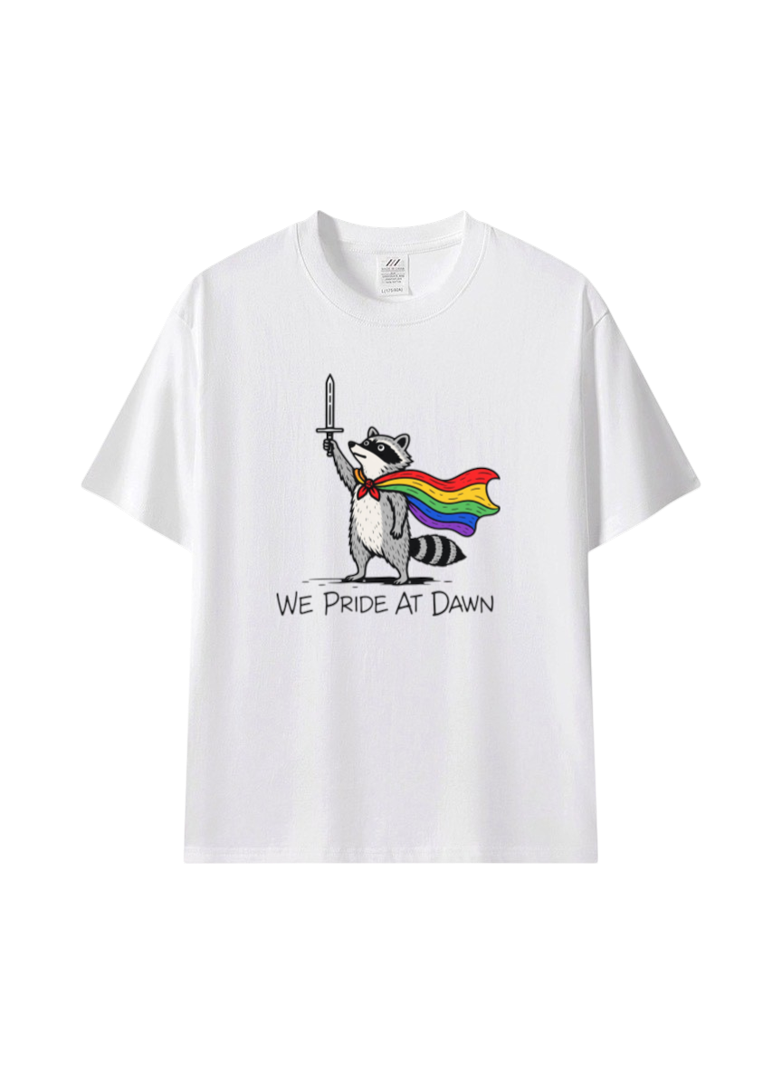 WE PRIDE AT DAWN彩虹動物短袖T恤｜黑貓浣熊插畫上衣・趣味文青百搭款