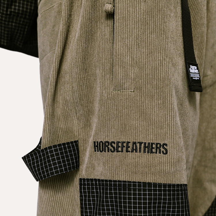 HORSEFEATHERS 滑雪褲細節圖,近照展示背部按扣大口袋與品牌品牌電繡標誌