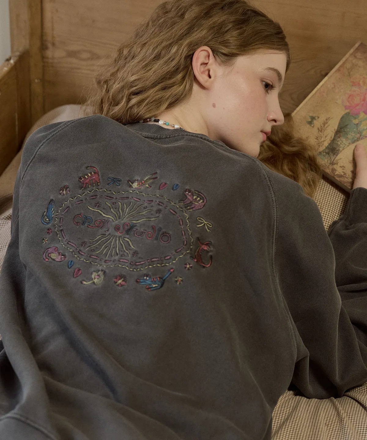 CPGN STUDIO Cat Stitch Raglan Pigment Sweatshirt