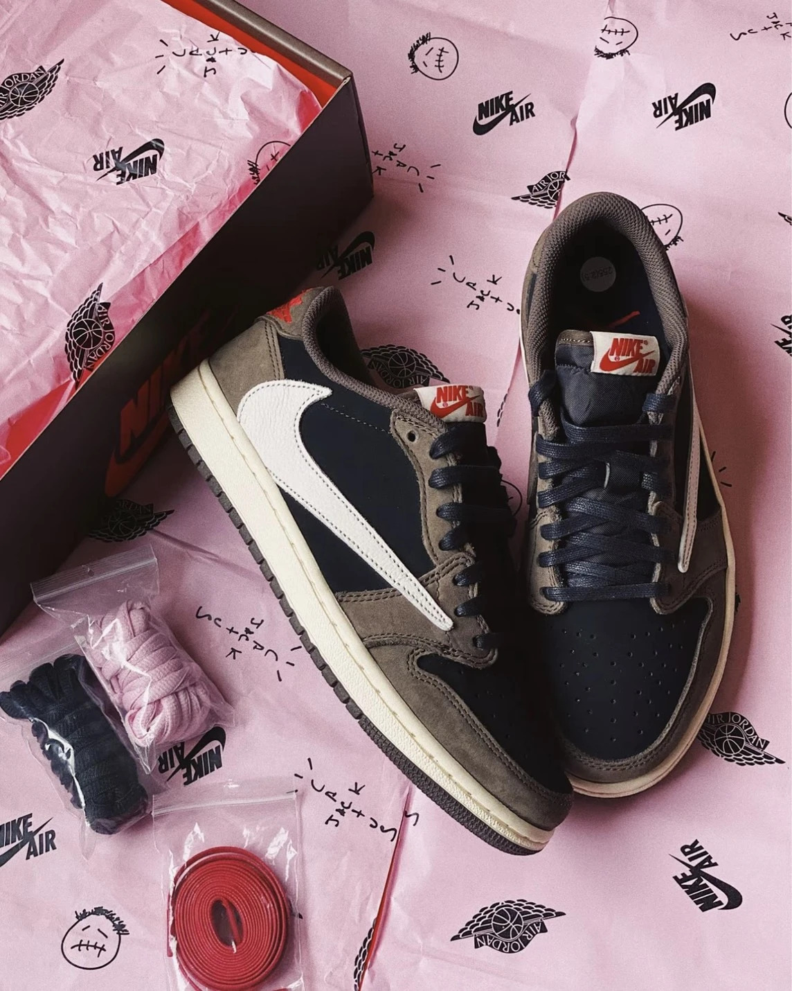 TRAVIS SCOTT X AIR JORDAN 1 LOW OG "DARK MOCHA" 黑摩卡 大學紅 倒勾 低筒 男女鞋 CQ4277-001