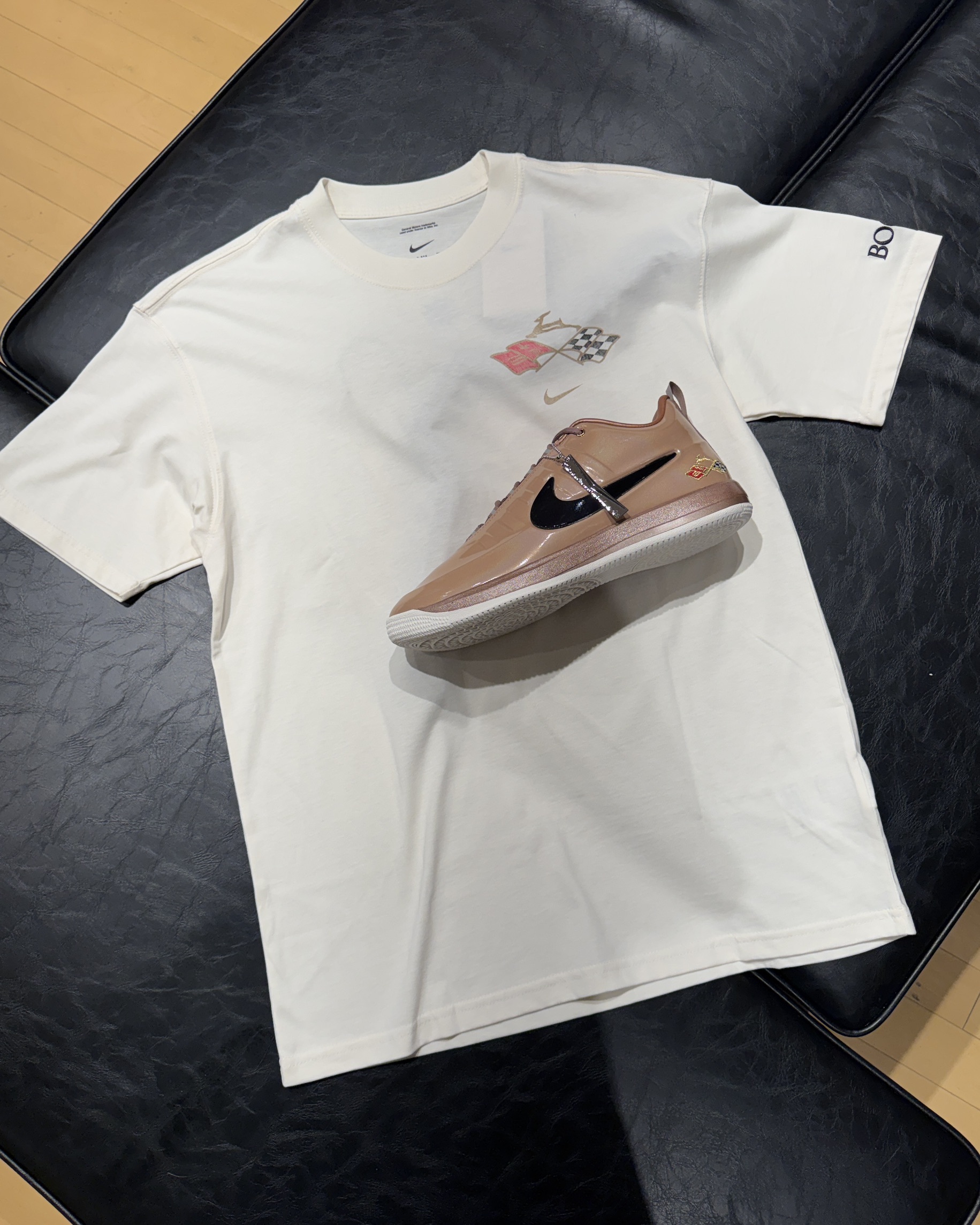 男款 NIKE TEE LSE CHVY IMPALA BOOK 雪弗蘭 象牙白 寬鬆 汽車 印花 純棉 運動 休閒 短袖 短T【IV5509-133】NKTF