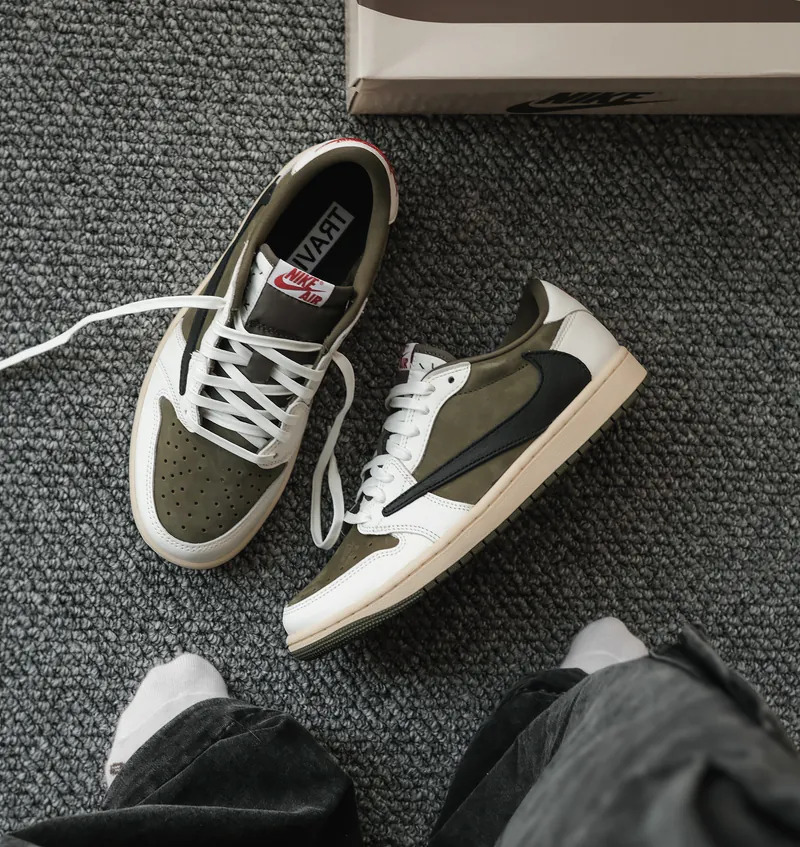 TRAVIS SCOTT X NIKE AIR JORDAN 1 LOW OG "MEDIUM OLIVE" 倒勾 8.0 橄欖綠 倒勾 低筒 男女鞋 DM7866-200