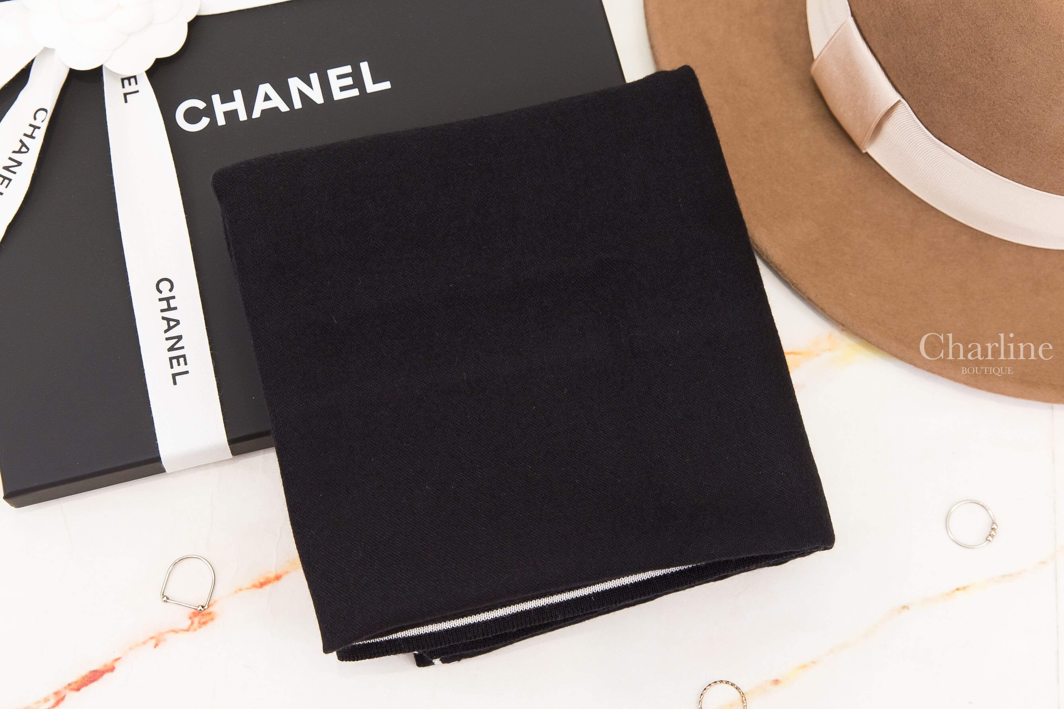 Chanel Bandana 黑色白色線條滾邊刺繡CC羊毛混喀什米爾頭巾 黑色素面與羊毛羊絨織紋展示