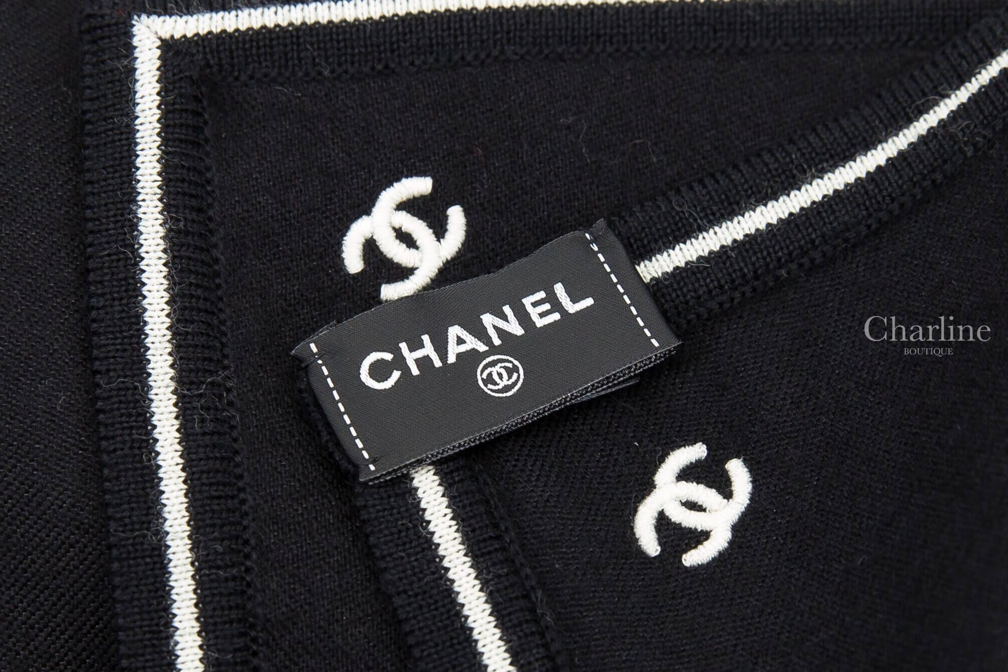 Chanel Bandana 黑色白色線條滾邊刺繡CC羊毛混喀什米爾頭巾 CHANEL品牌布標與CC刺繡細節