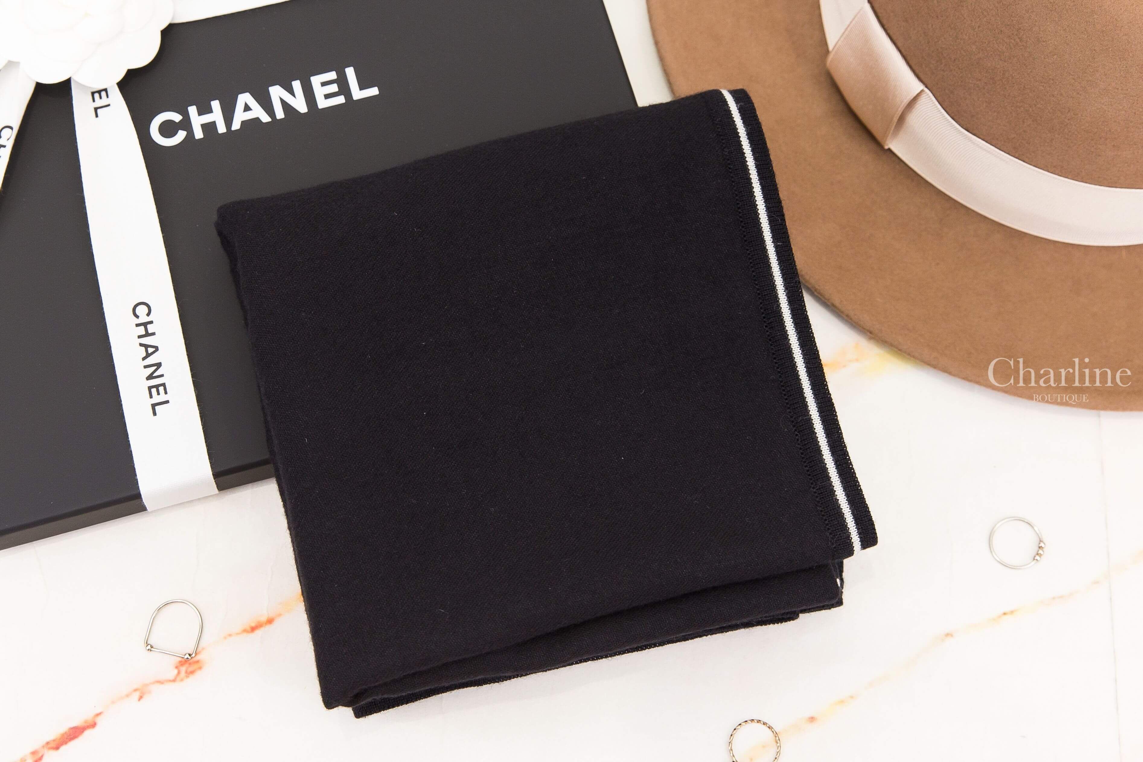 Chanel Bandana 黑色白色線條滾邊刺繡CC羊毛混喀什米爾頭巾 摺疊背面與白色線條滾邊展示