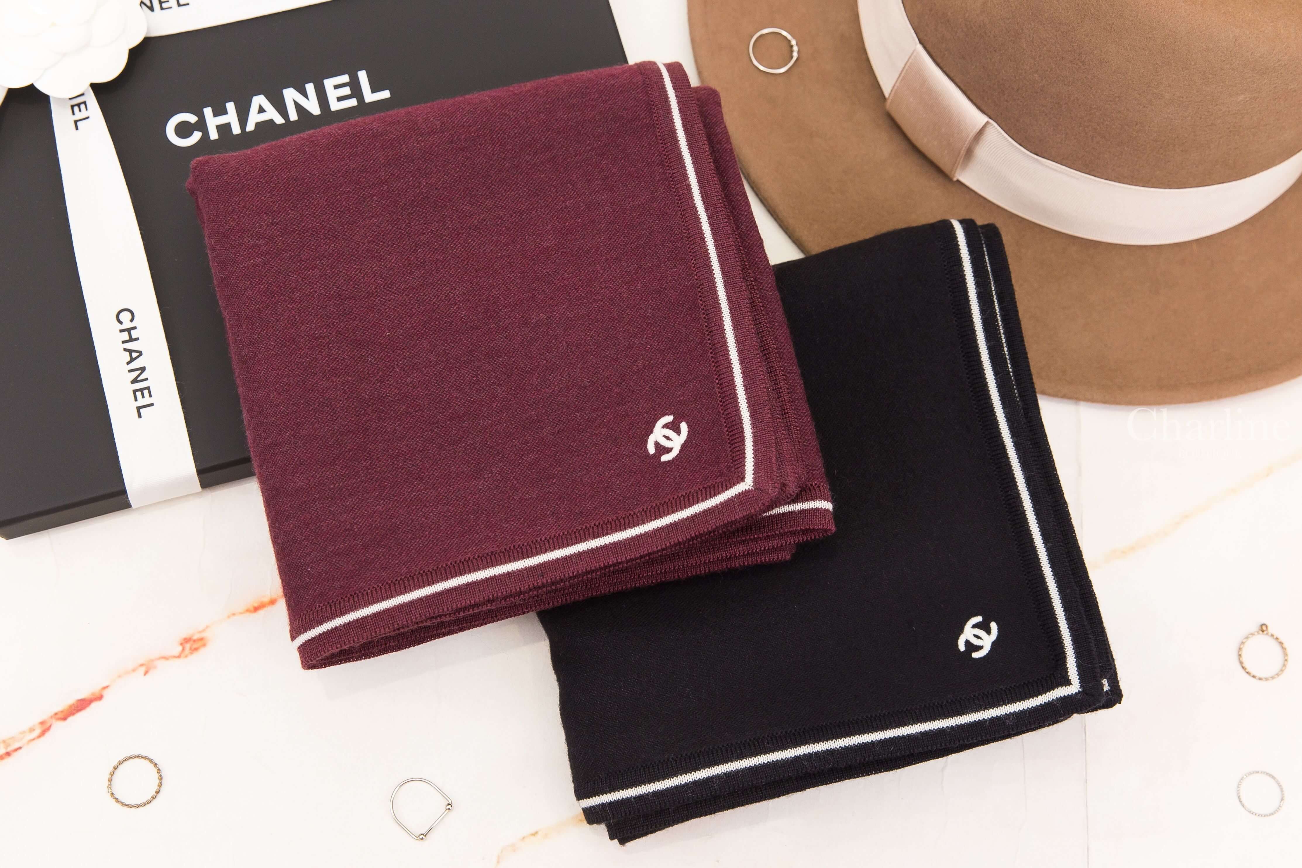 Chanel Bandana 黑色白色線條滾邊刺繡CC羊毛混喀什米爾頭巾 黑色與酒紅色Bandana方巾配色比較