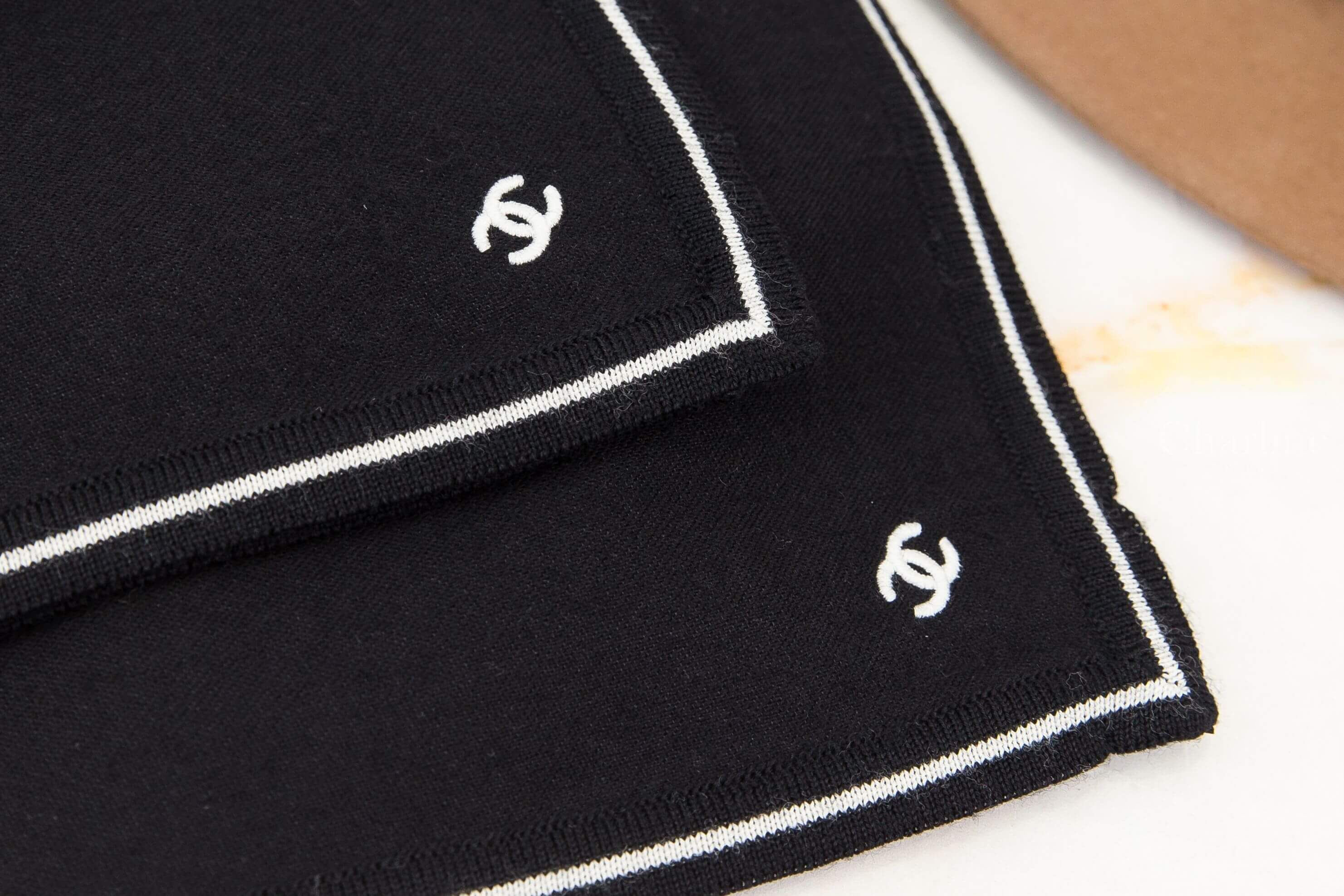 Chanel Bandana 黑色白色線條滾邊刺繡CC羊毛混喀什米爾頭巾