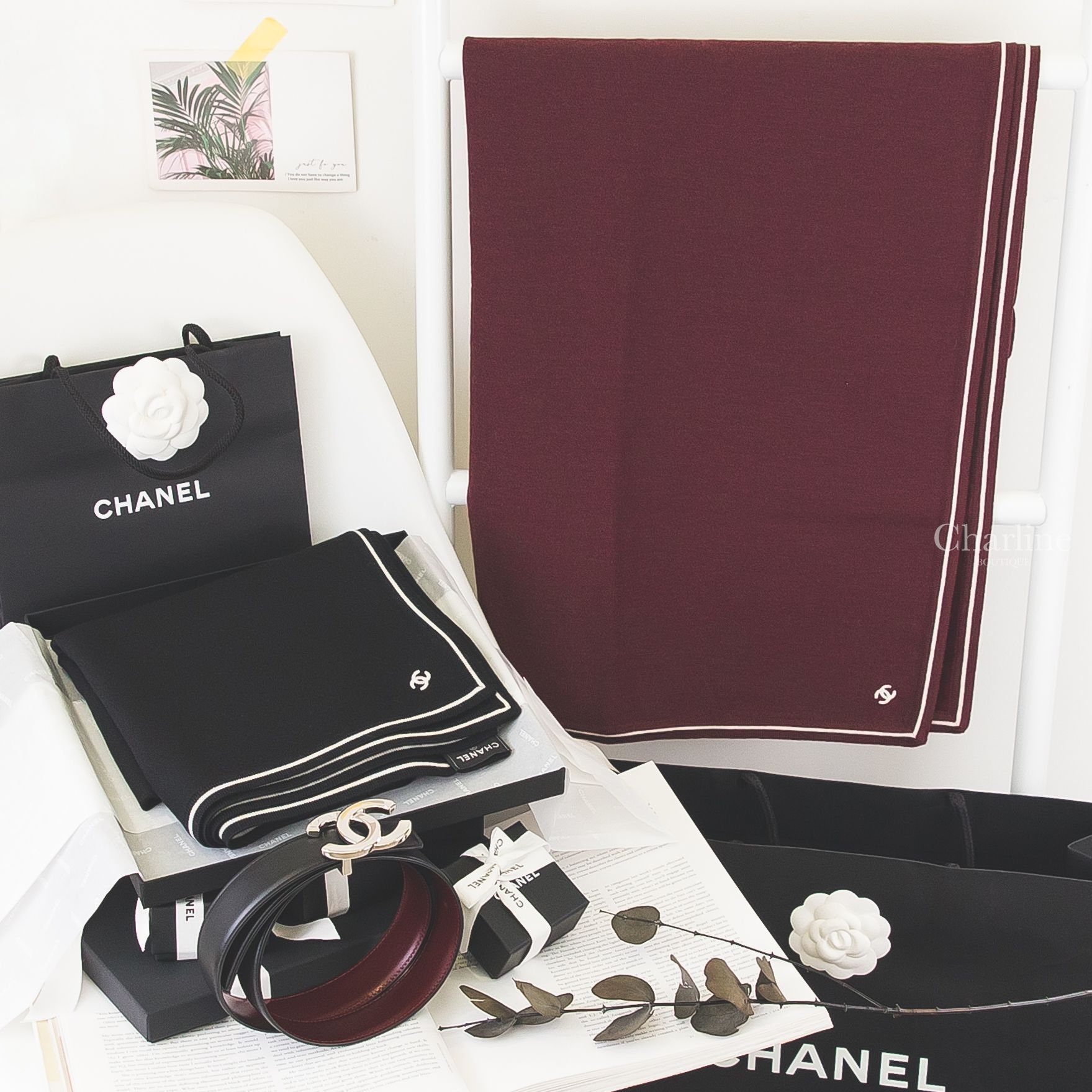 Chanel Bandana 黑色白色線條滾邊刺繡CC羊毛混喀什米爾頭巾 搭配酒紅色方巾與CHANEL雙面皮帶情境照