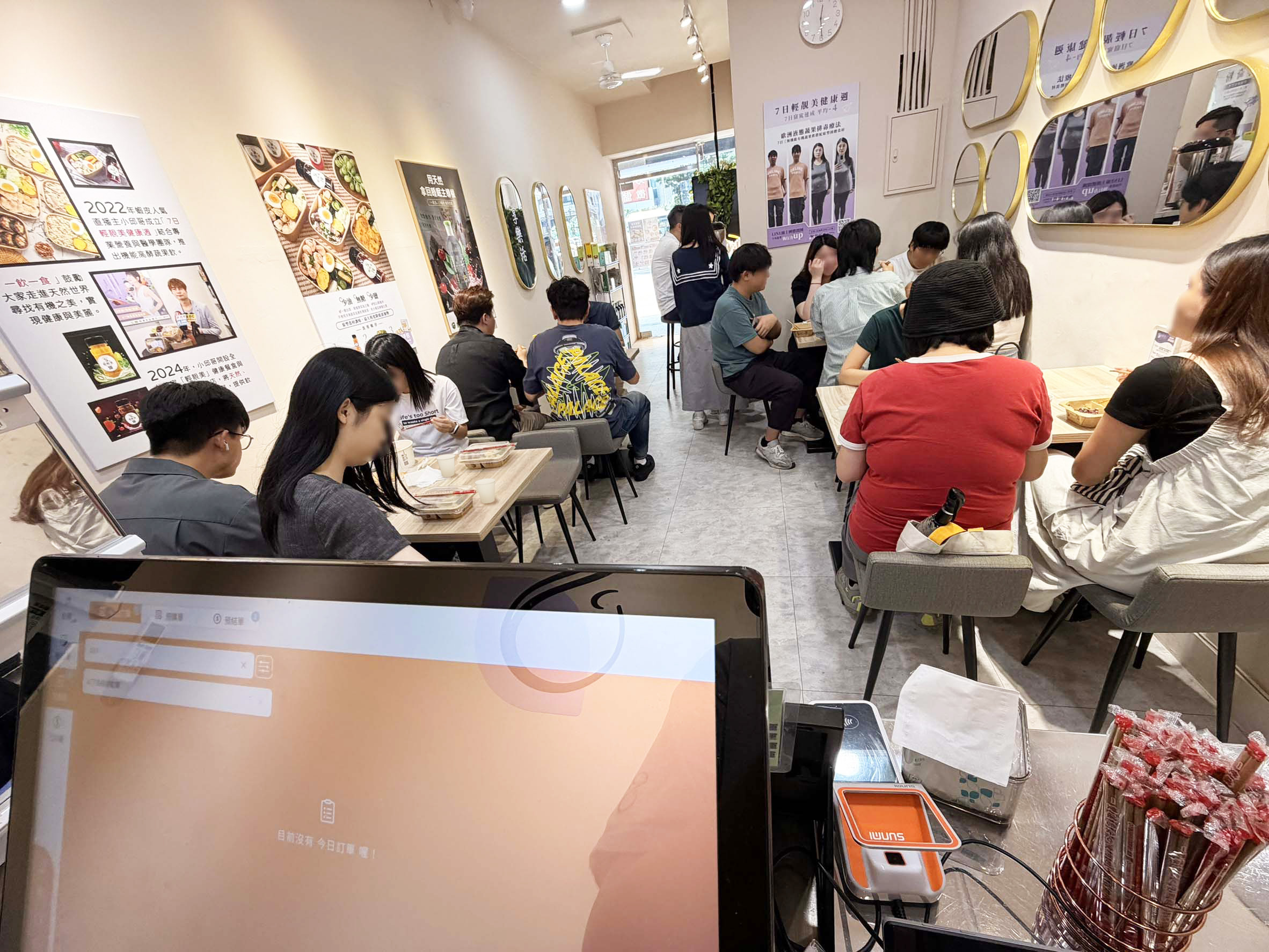 輕靚美忠孝市府gogo店店內