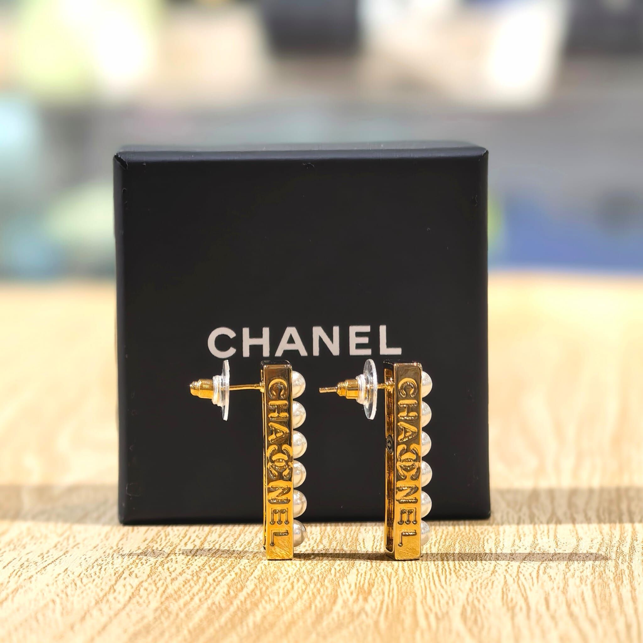 全新CHANEL耳環,1.0x3.2cm長型,珍珠,淡金,CHANEL字母,#BRAND NEW #香榭站正品