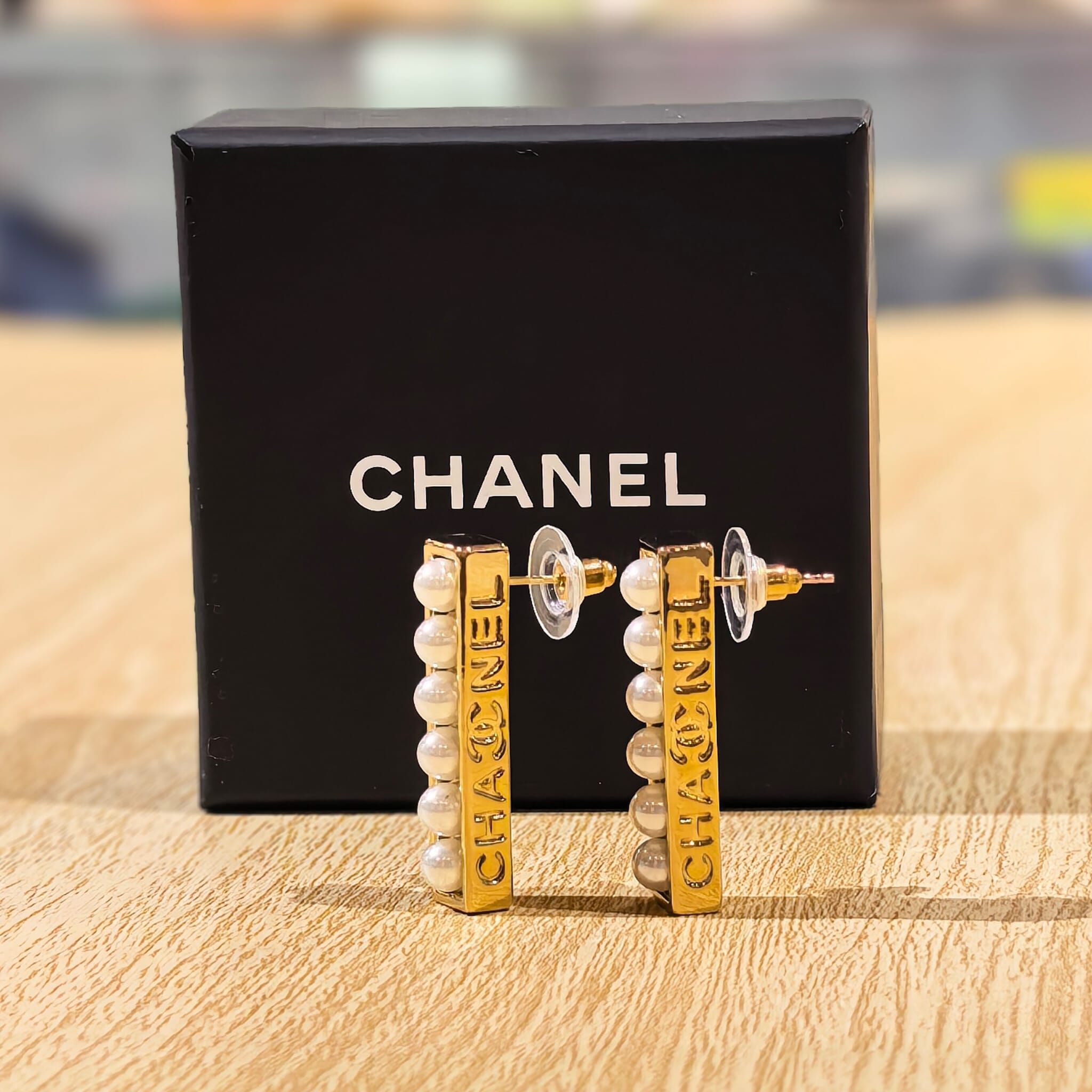 全新CHANEL耳環,1.0x3.2cm長型,珍珠,淡金,CHANEL字母,#BRAND NEW #香榭站正品