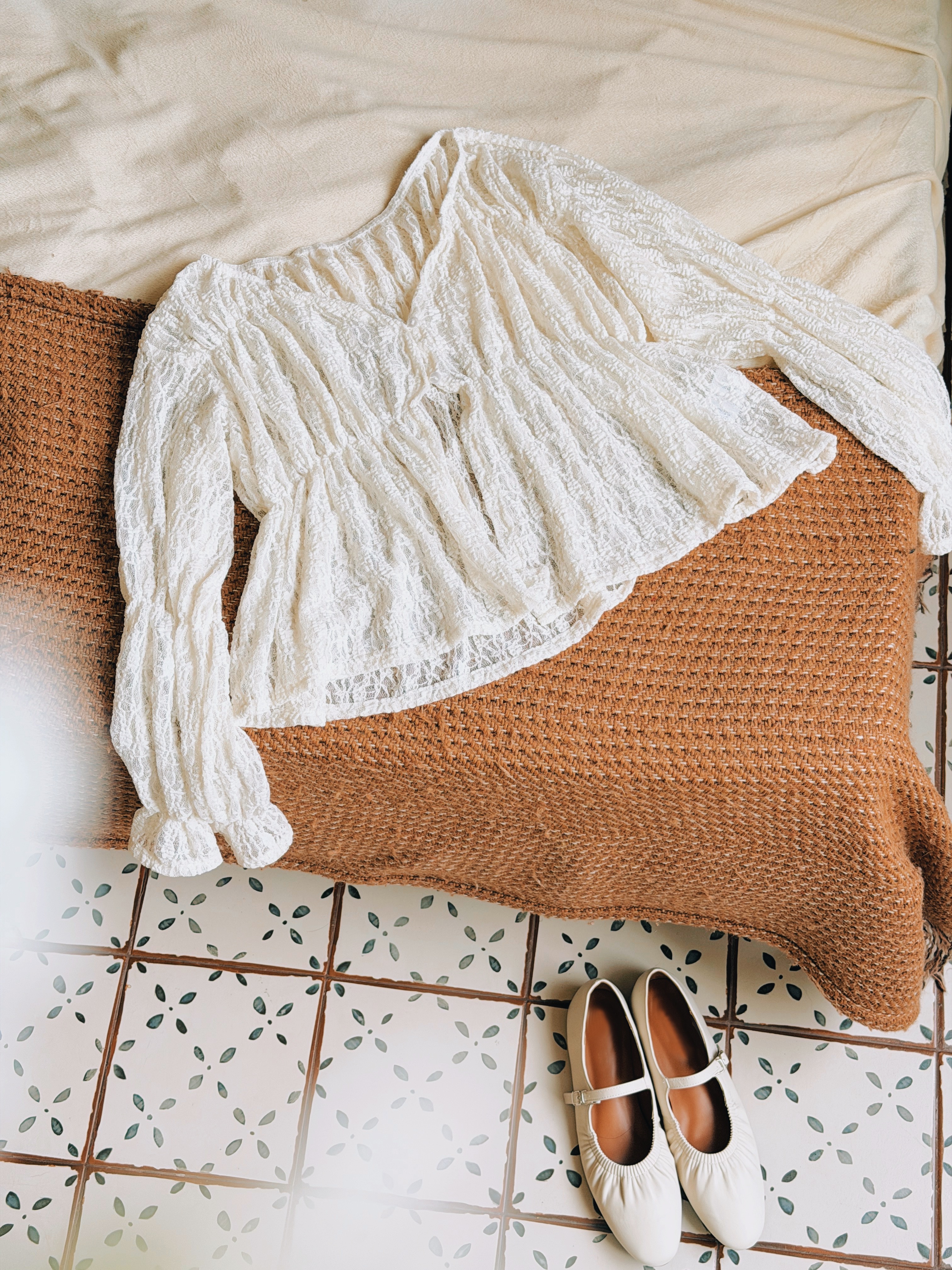 奶油白色 / 微透蕾絲V領抓皺薄外套 / Sheer Lace Gathered V-Neck Cardigan