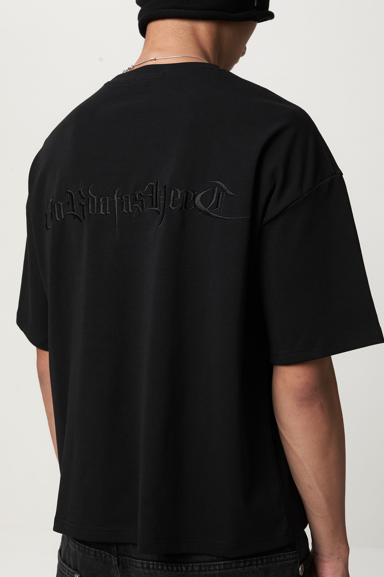 Jobdatasheet D55 Gothic Letter Embroidered Tee 歌德字 刺繡 Tee 黑色