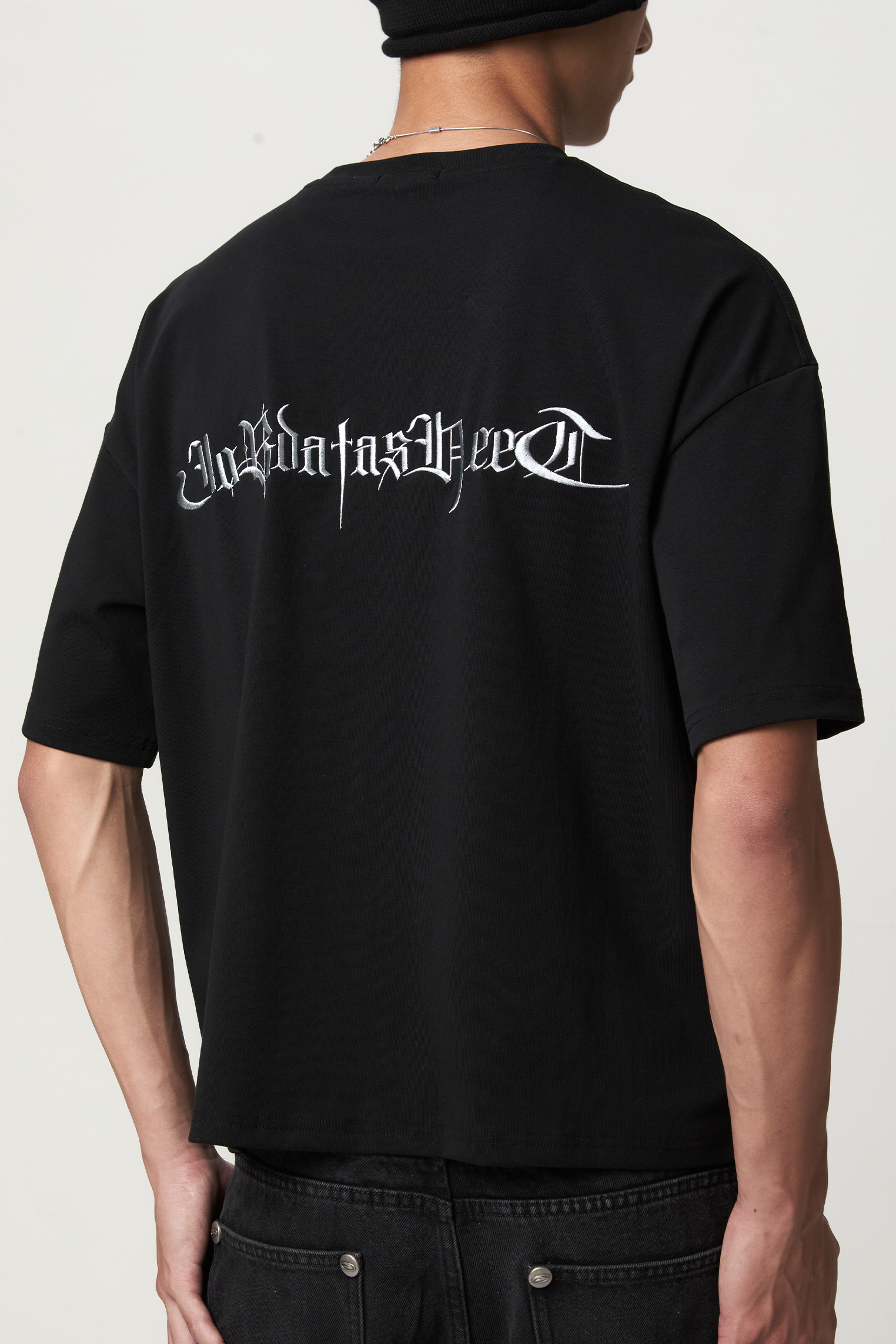 Jobdatasheet D56 Gothic Letter Embroidered Tee 歌德字 刺繡Tee 銀色