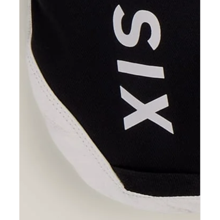 686 GORE-TEX Leather Deep Days Mitt 手套手背細節圖,展示 SIX EIGHT SIX 大膽字樣電繡與雙色拼接設計