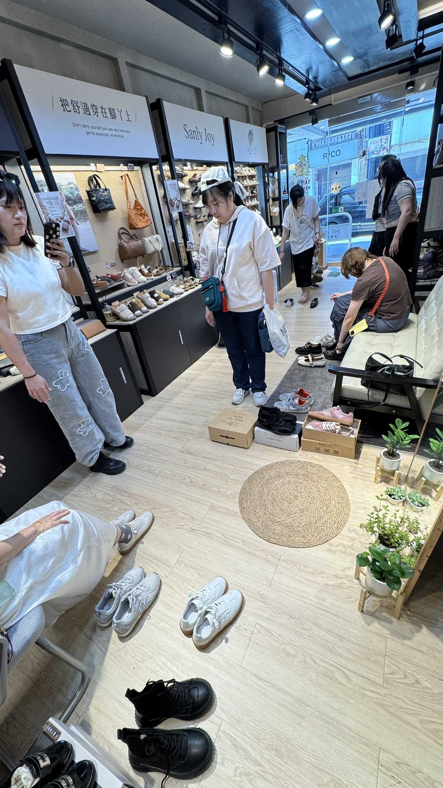 Sanly Joy 於台南、高雄、嘉義、屏東設有實體門市,提供寬腳板與拇指外翻顧客一對一專業試穿與尺寸建議。